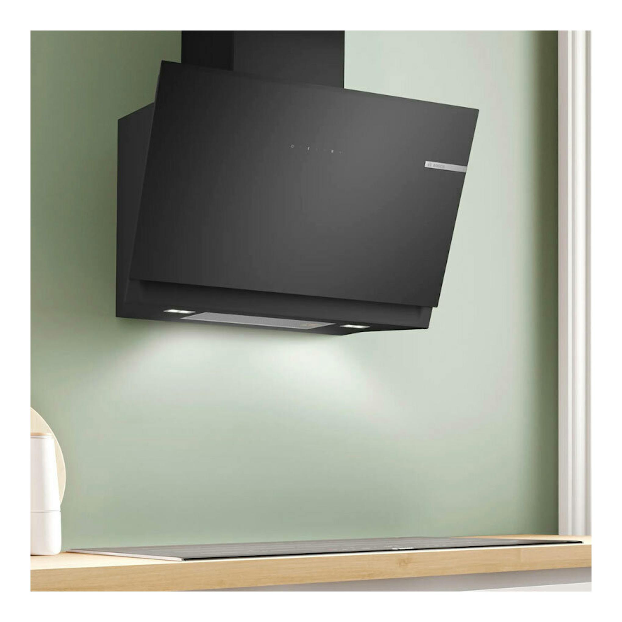 Campana decorativa Bosch DWK81AN60 de cristal negro, vista frontal inclinada, montada en pared.