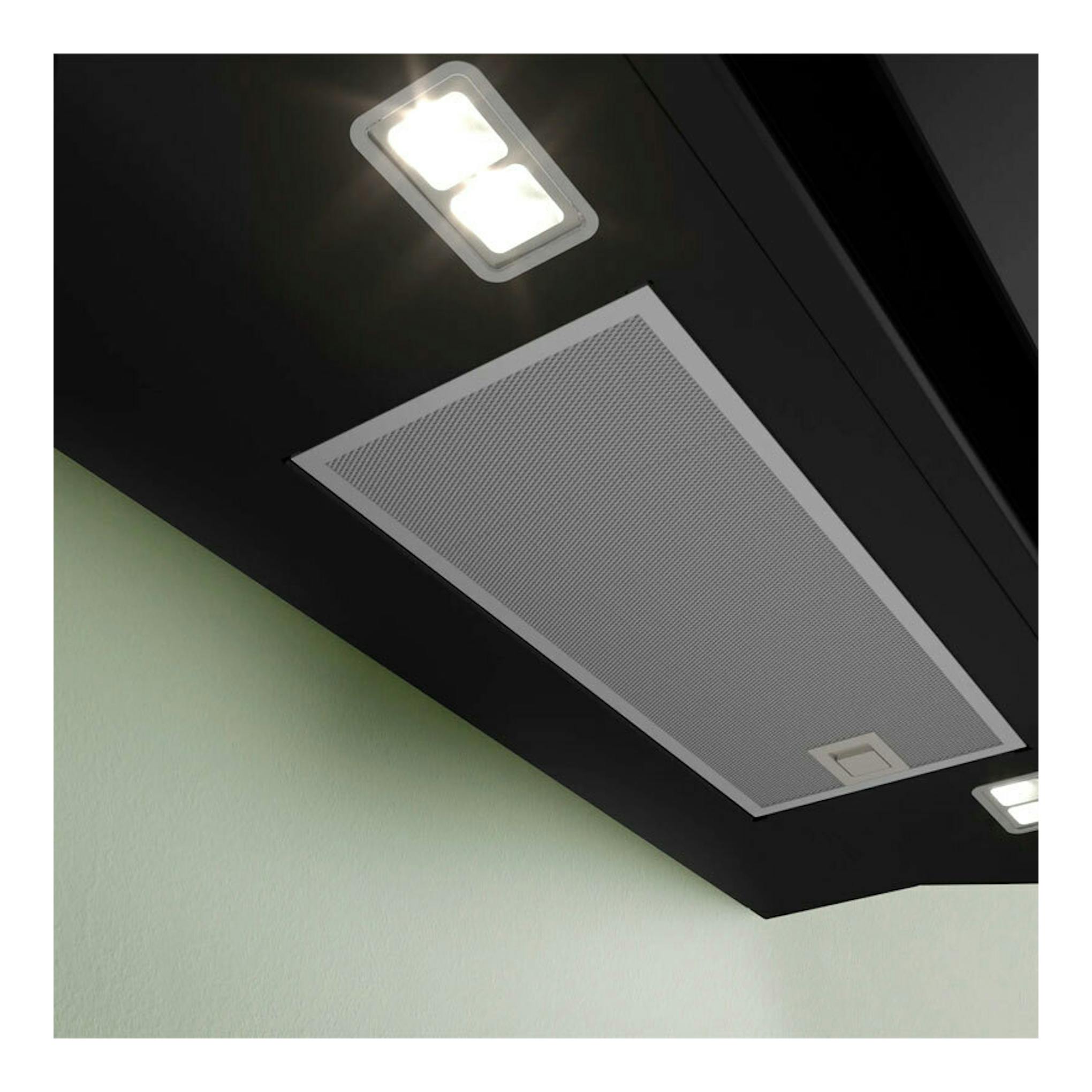 Campana extractora Bosch DWK81AN60 de cristal negro, vista inferior en ángulo, con luces LED y filtro metálico.