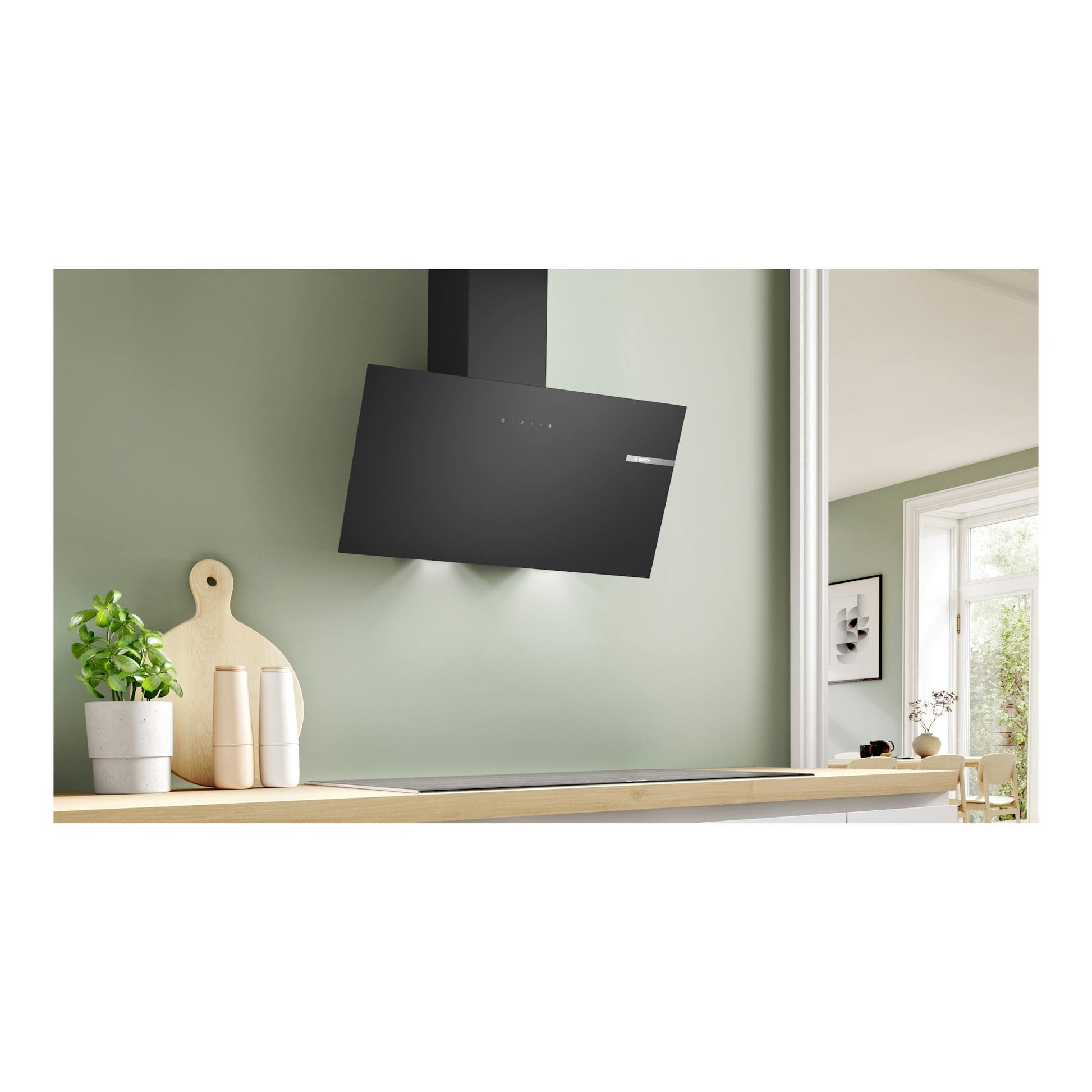 Campana decorativa Bosch DWK85DK60 de cristal negro, vista frontal inclinada, montada en pared.