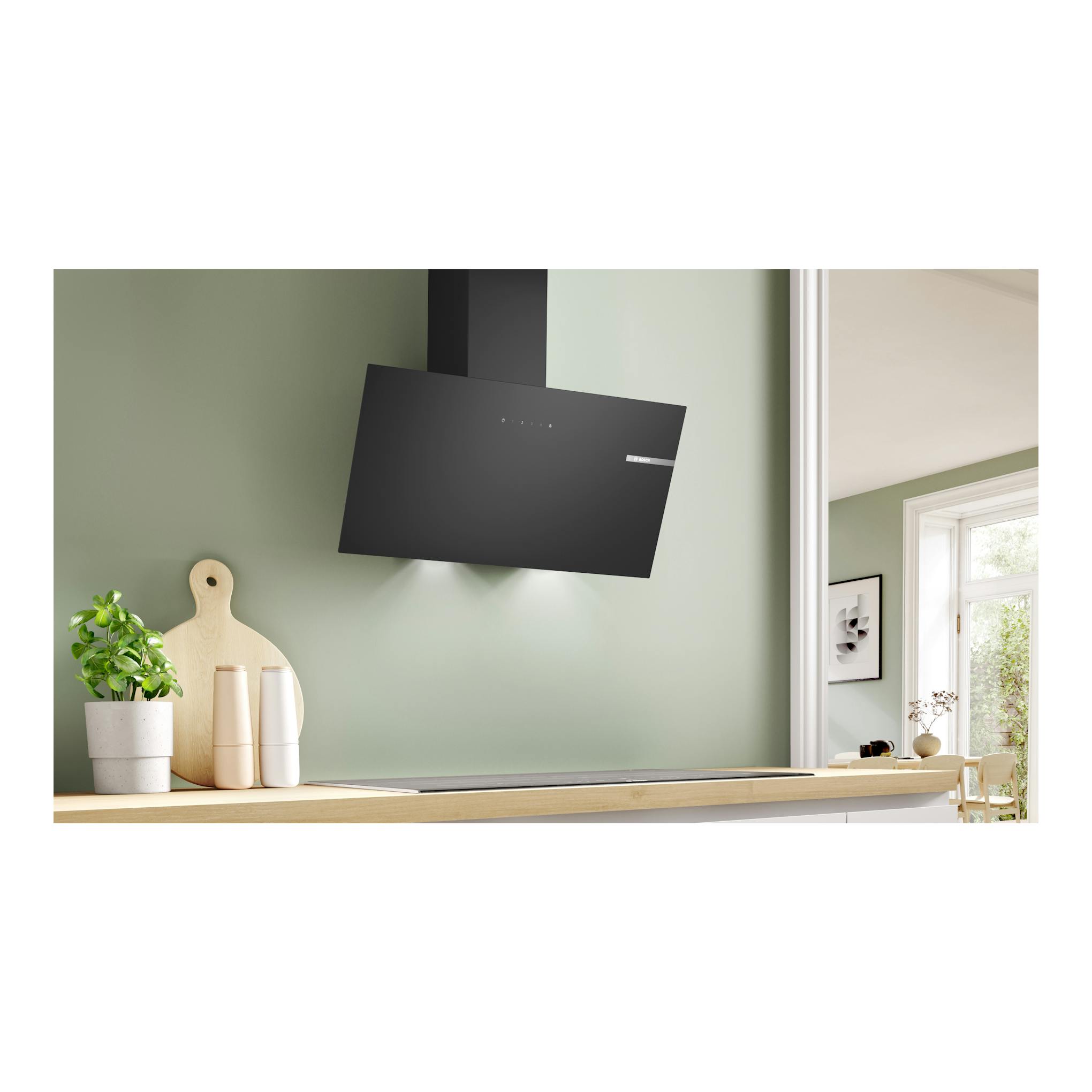 Campana decorativa Bosch DWK85DK60 de cristal negro, vista frontal inclinada, montada en pared.