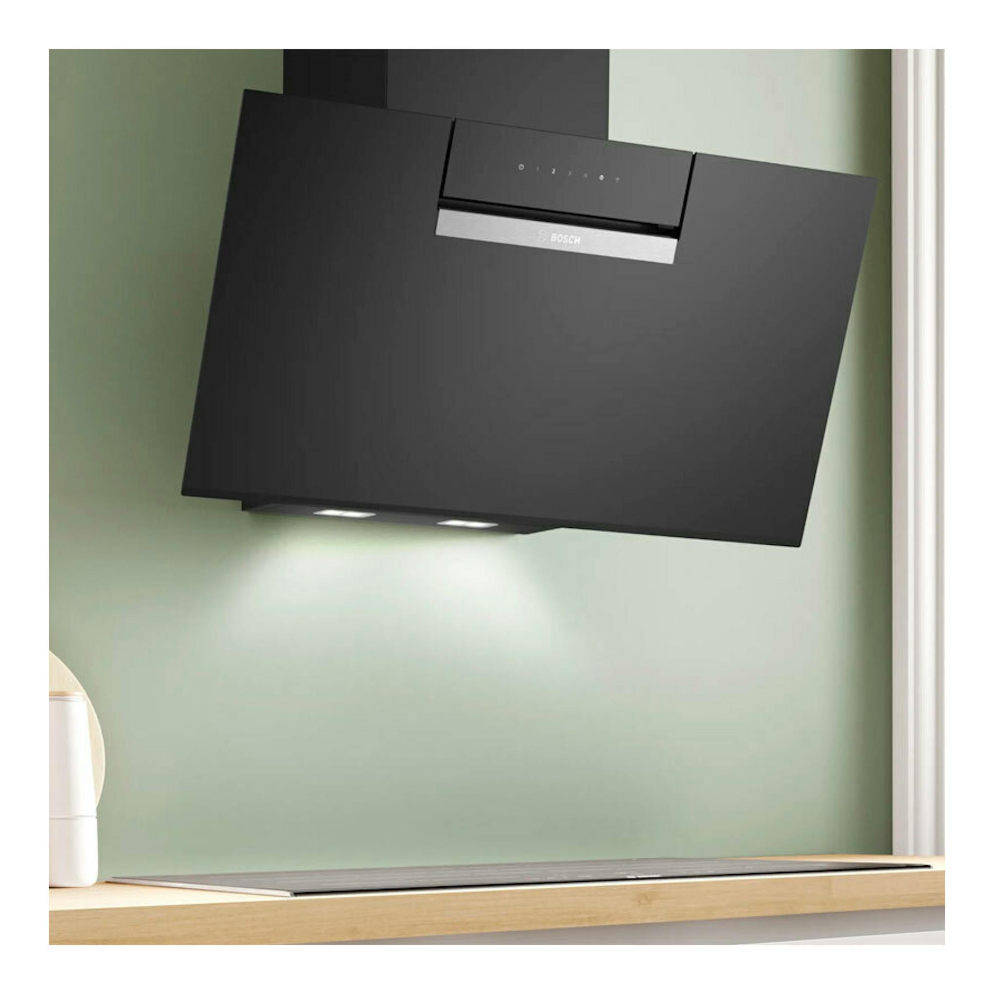 Campana decorativa Bosch DWK87FN60 de cristal negro, vista frontal inclinada.