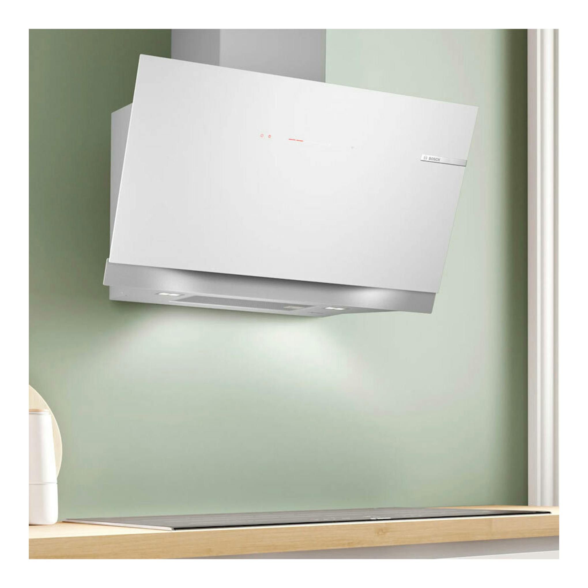 Campana extractora Bosch DWK91LT20, vista frontal inclinada, de cristal blanco.