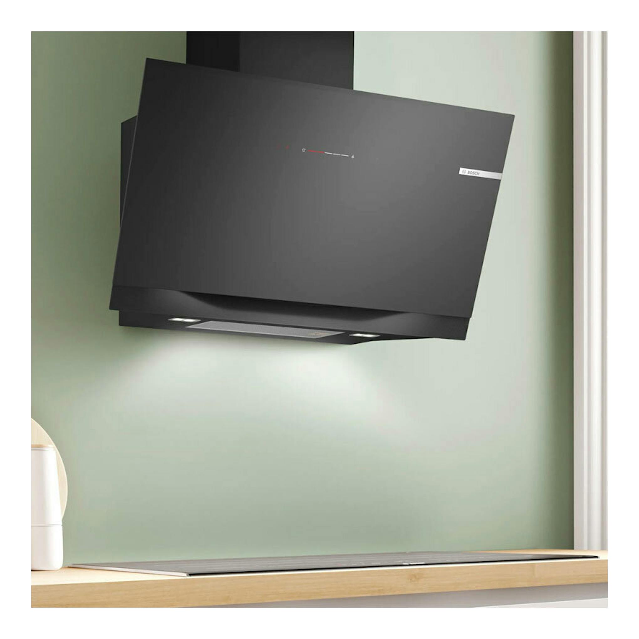 Campana decorativa Bosch DWK91LT60 de cristal negro, vista frontal en ángulo, montada en pared.