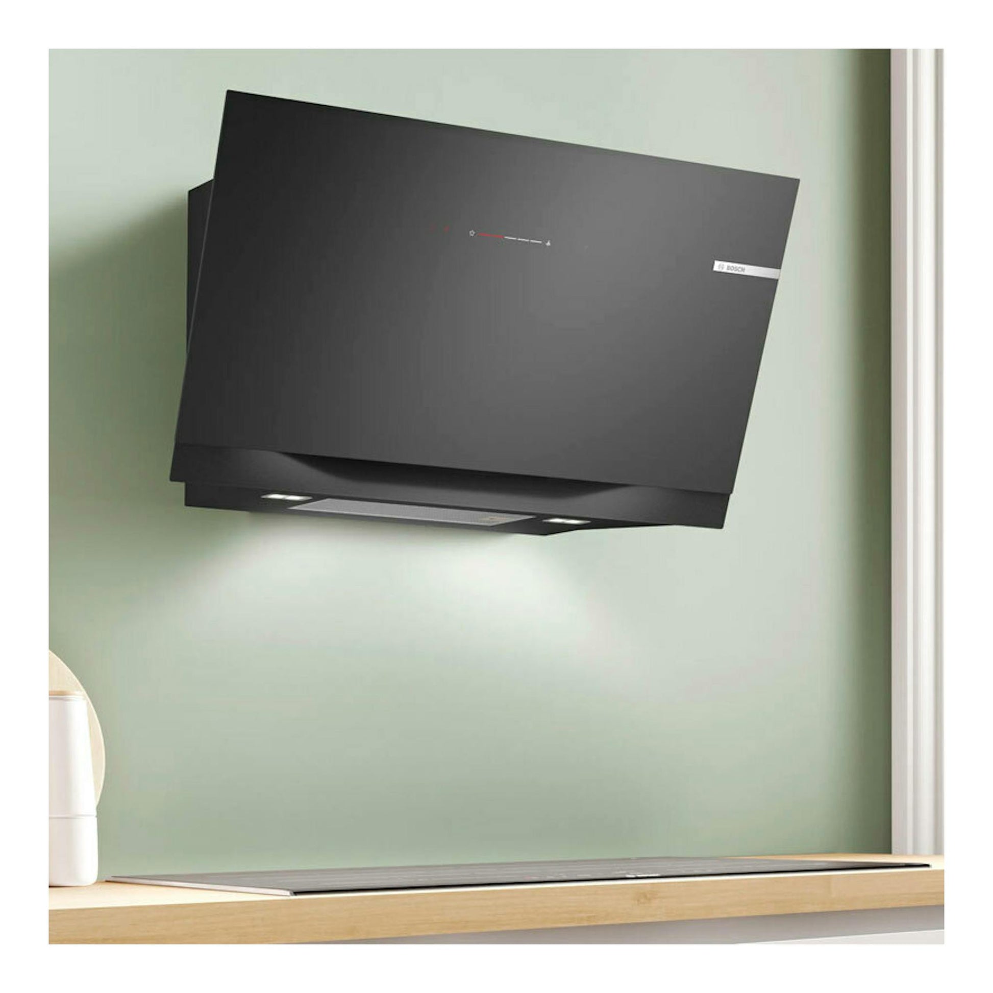 Campana decorativa Bosch DWK91LT60 de cristal negro, vista frontal inclinada, montada en pared.