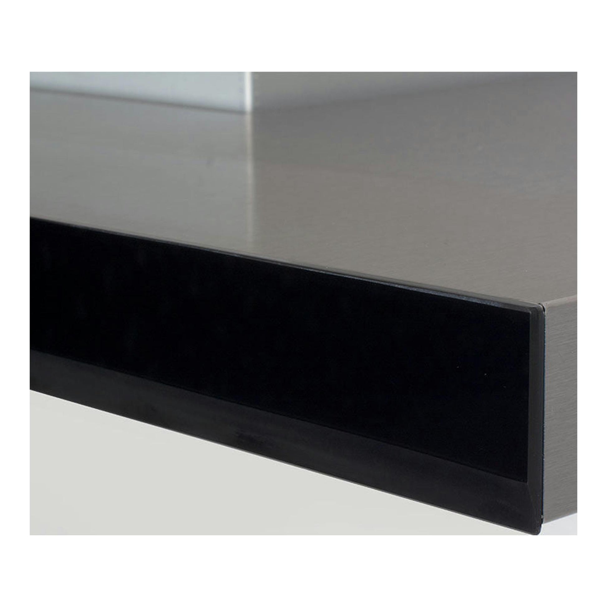 Campana decorativa Cata GLADIUS XGBK negra, primer plano del frontal negro y parte superior metálica.