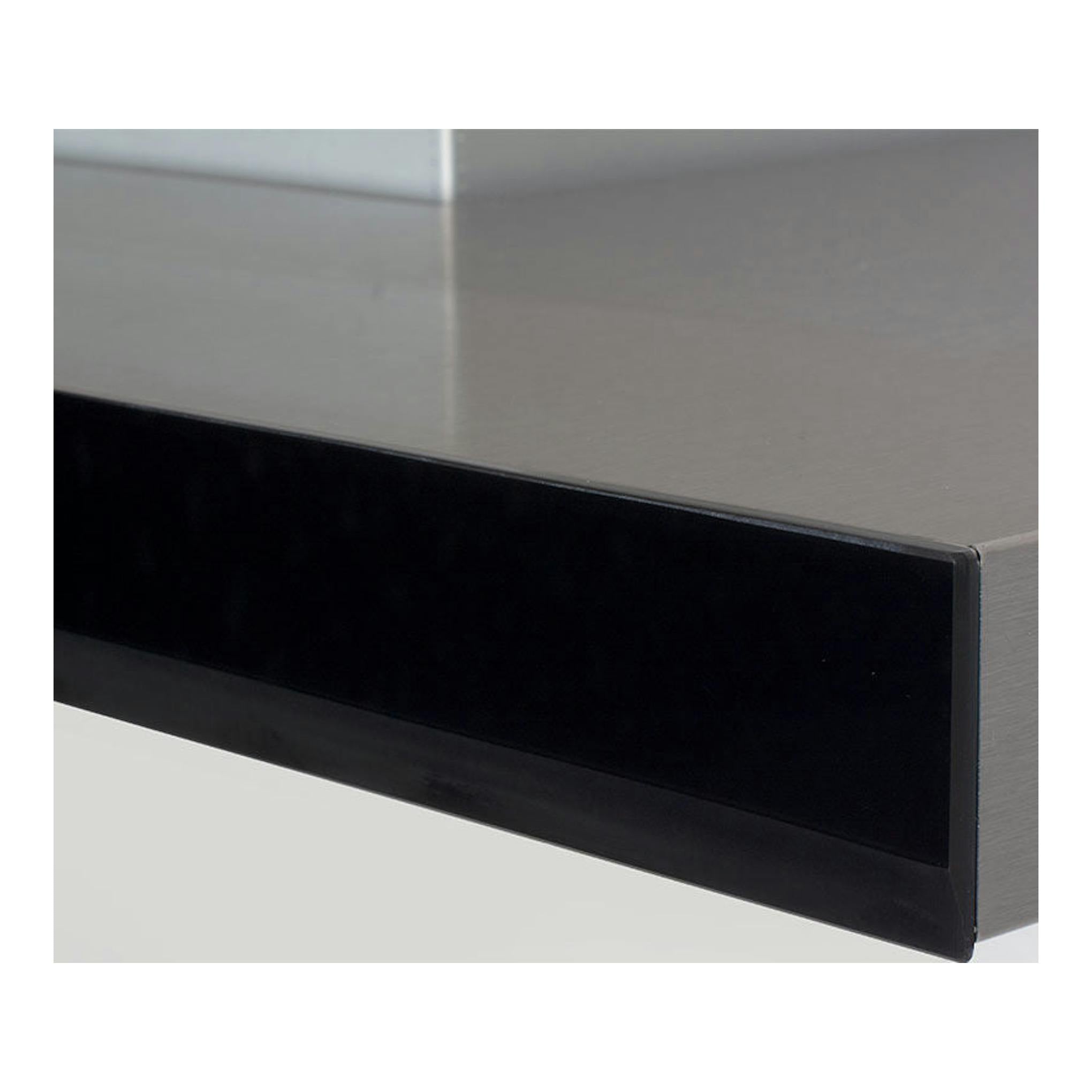 Campana decorativa Cata GLADIUS XGBK negra, primer plano del frontal negro y parte superior metálica.