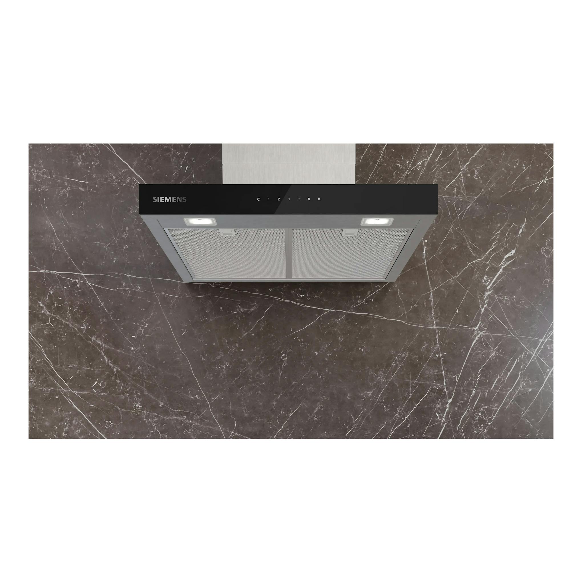 Campana decorativa de pared Siemens LC67BDN30, vista frontal, negro y acero inoxidable, sobre pared marmolada.