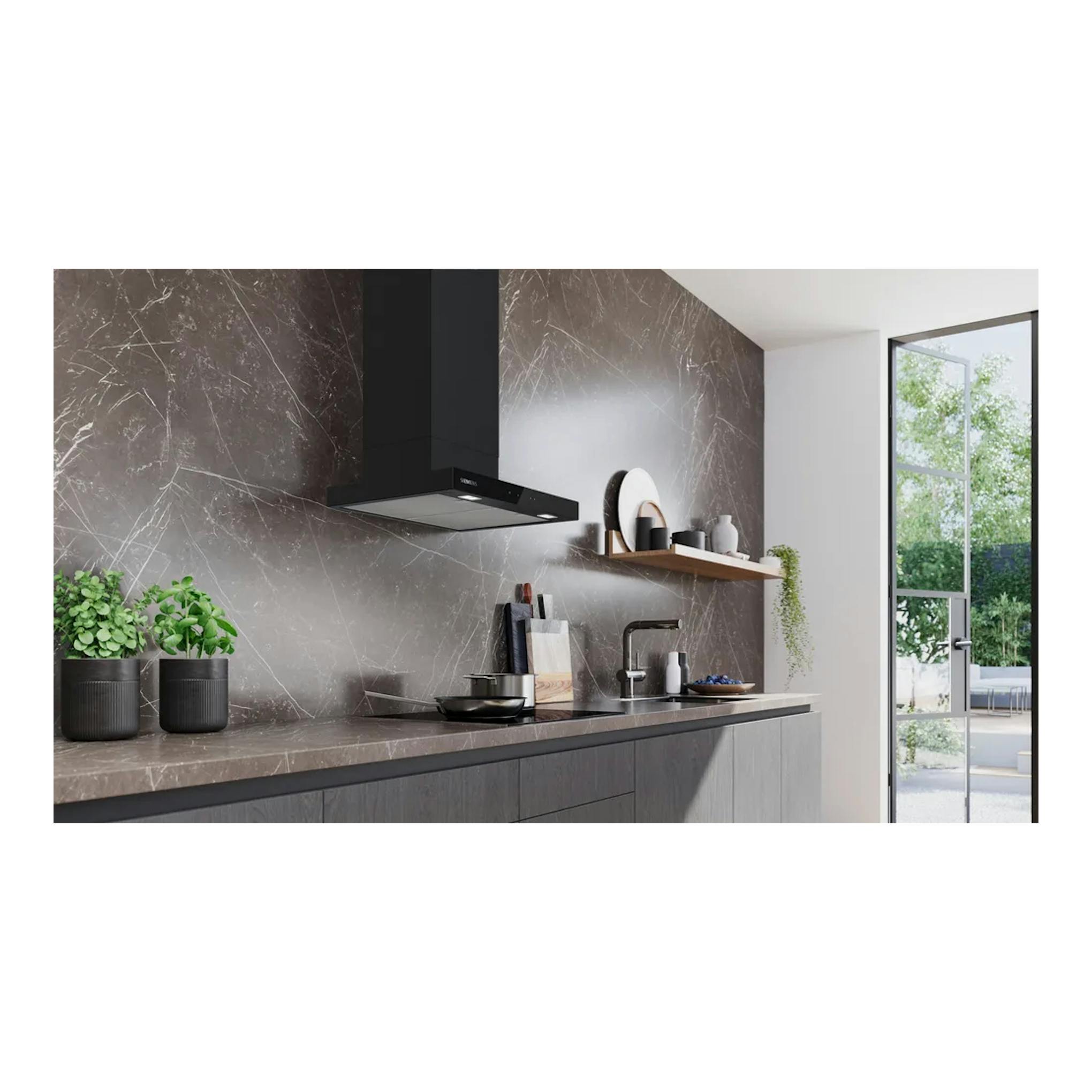 Campana decorativa de pared Siemens LC67BDN60 negra mate, vista frontal en cocina moderna.