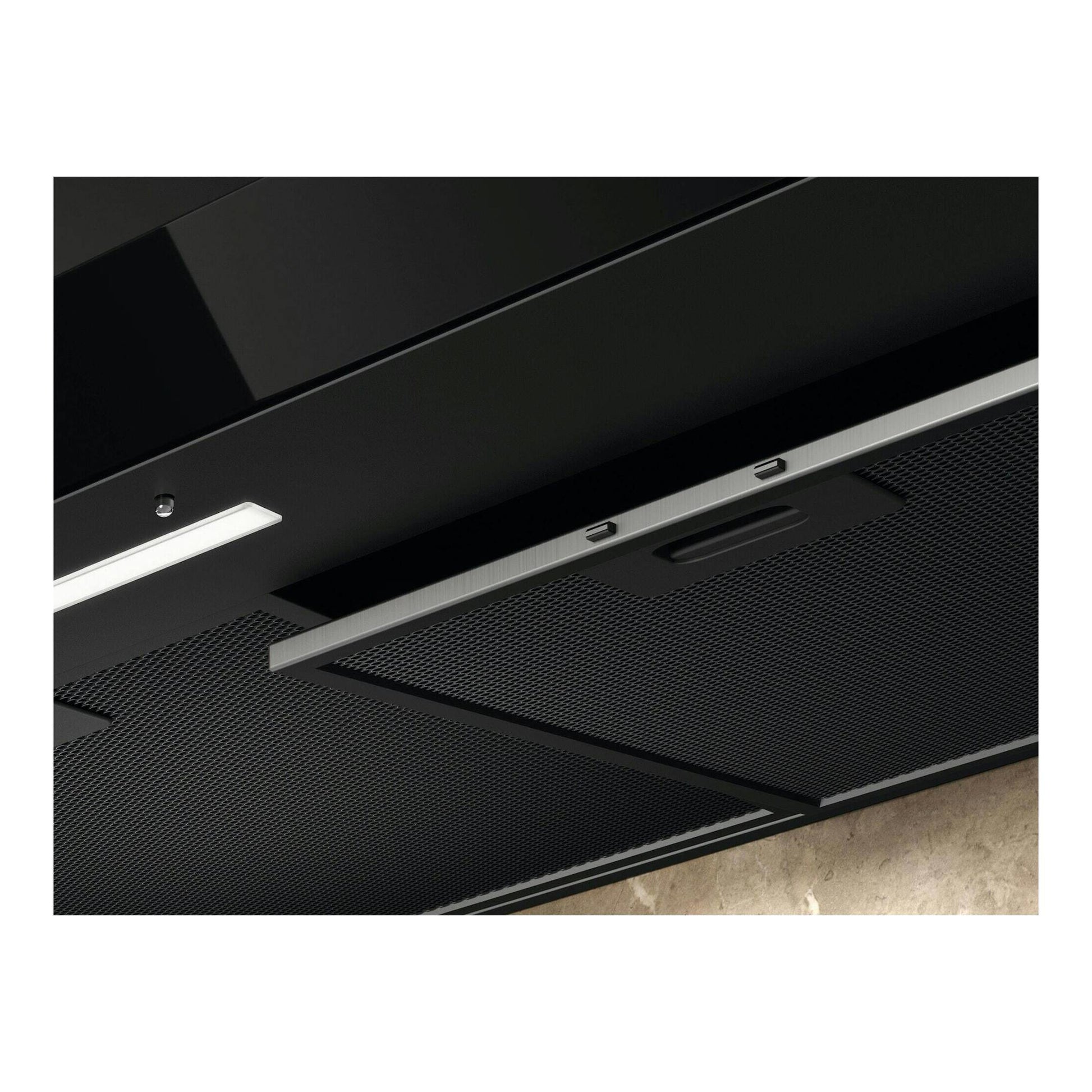 Campana extractora Electrolux LFT816K negra, vista inferior en primer plano con filtro de malla y luz.