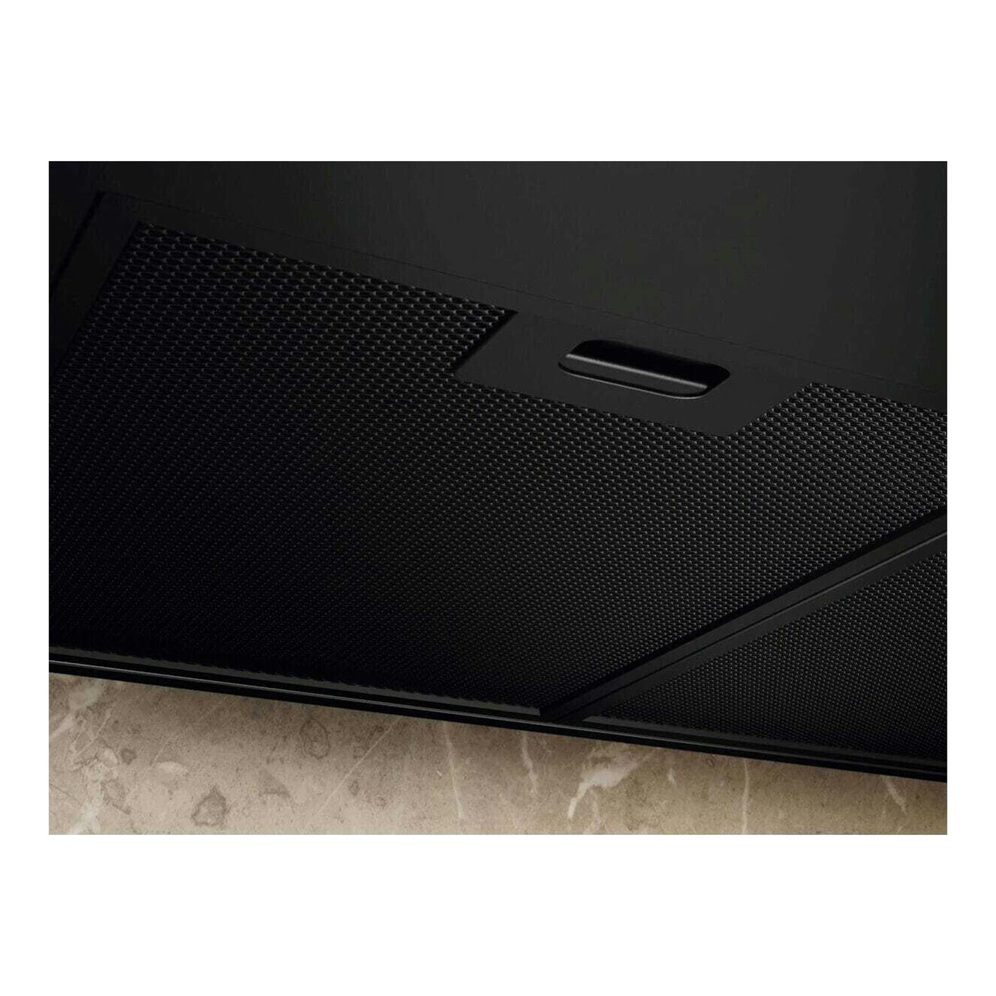 Campana decorativa Electrolux LFT816K negra, vista inferior en primer plano con rejilla metálica.