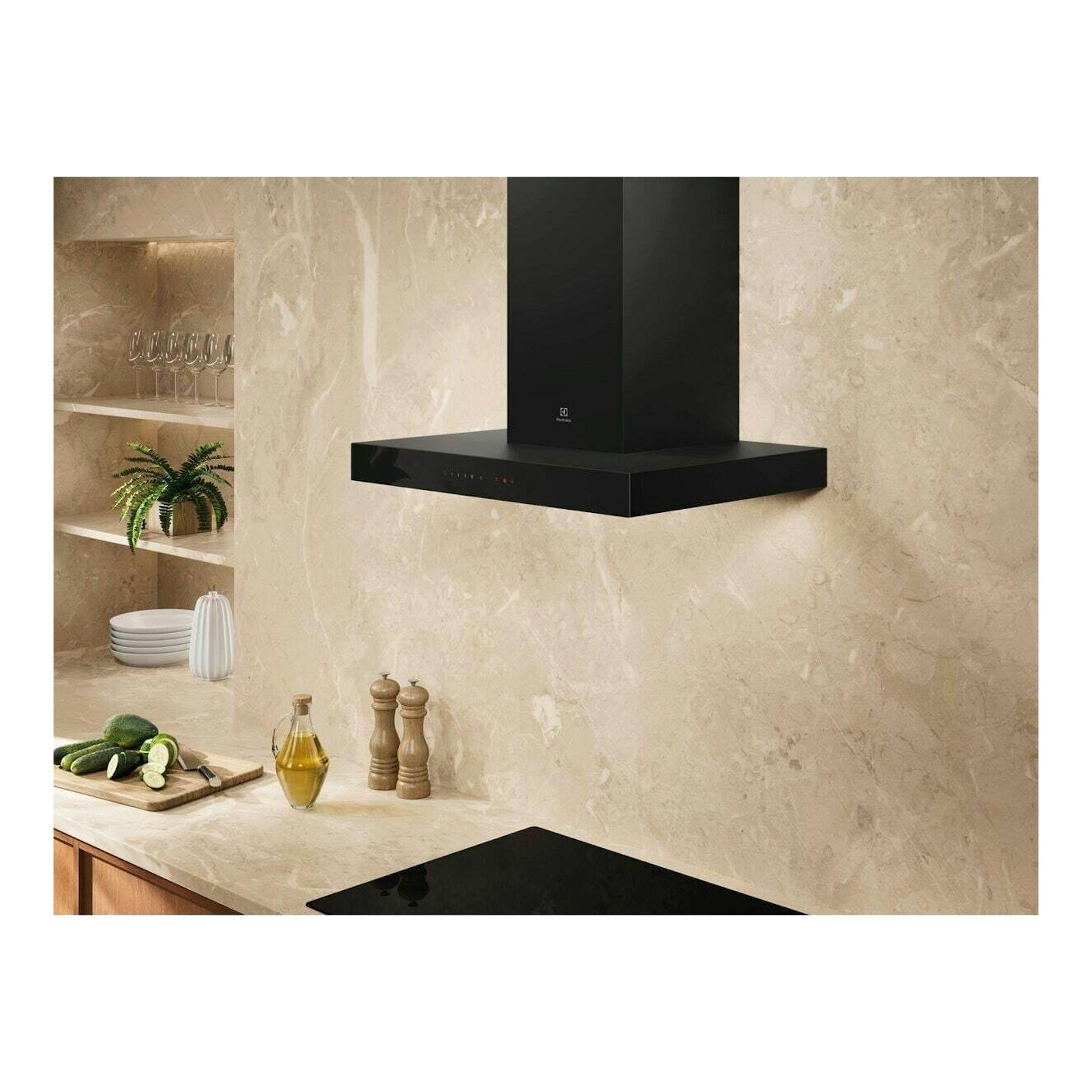 Campana decorativa Electrolux LFT816K negra, vista frontal, instalada en cocina con pared beige.
