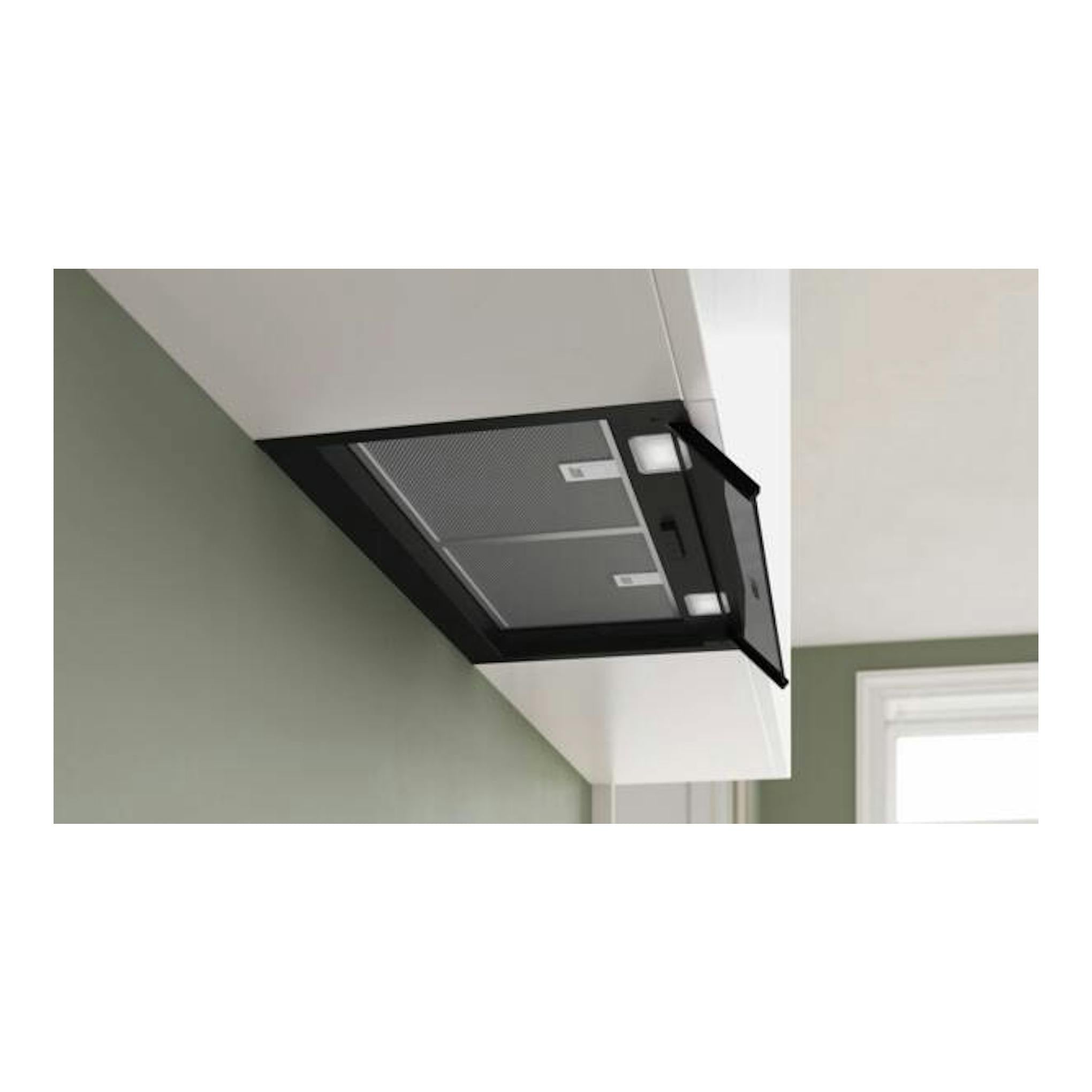 Campana extractora integrada Bosch DBB65CC60 de 60 cm, vista inferior inclinada, negra mate, bajo mueble.