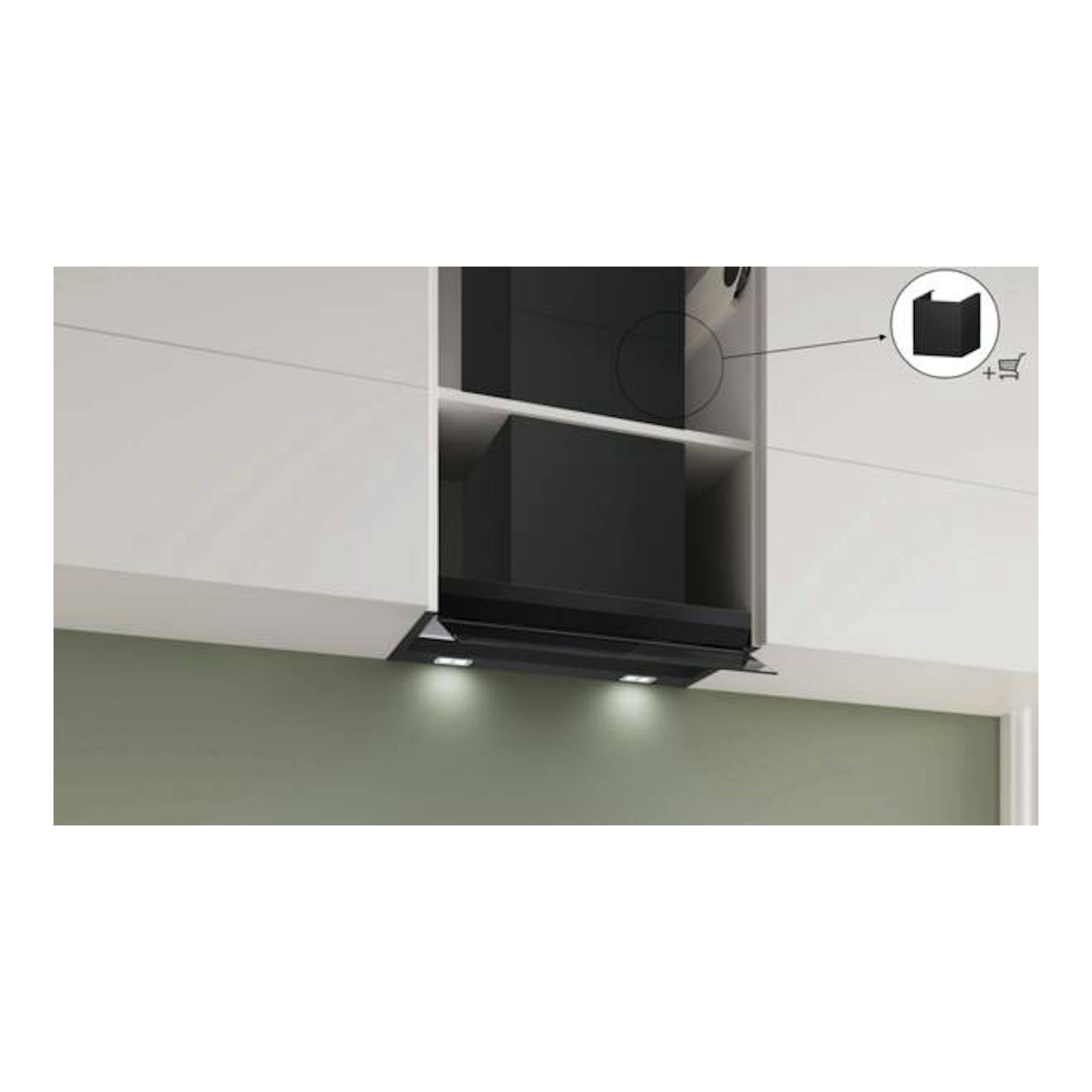 Campana decorativa integrable Bosch DBB67DP60 negra, vista frontal, instalada entre muebles de cocina.