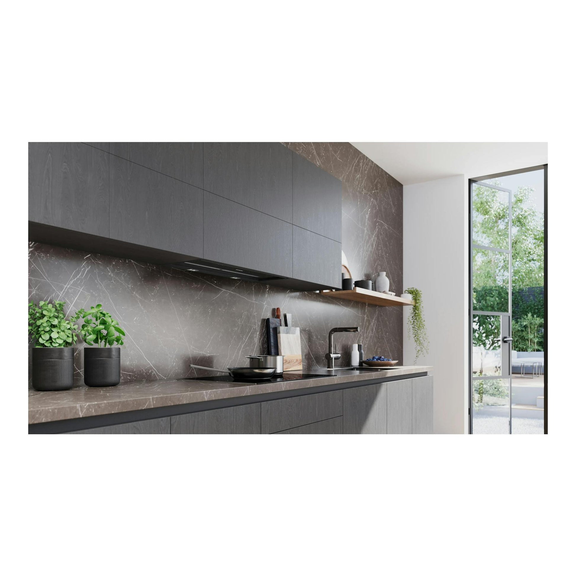 Vista frontal de campana integrable Siemens LJ88BET60 en negro, bajo armarios de cocina moderna.