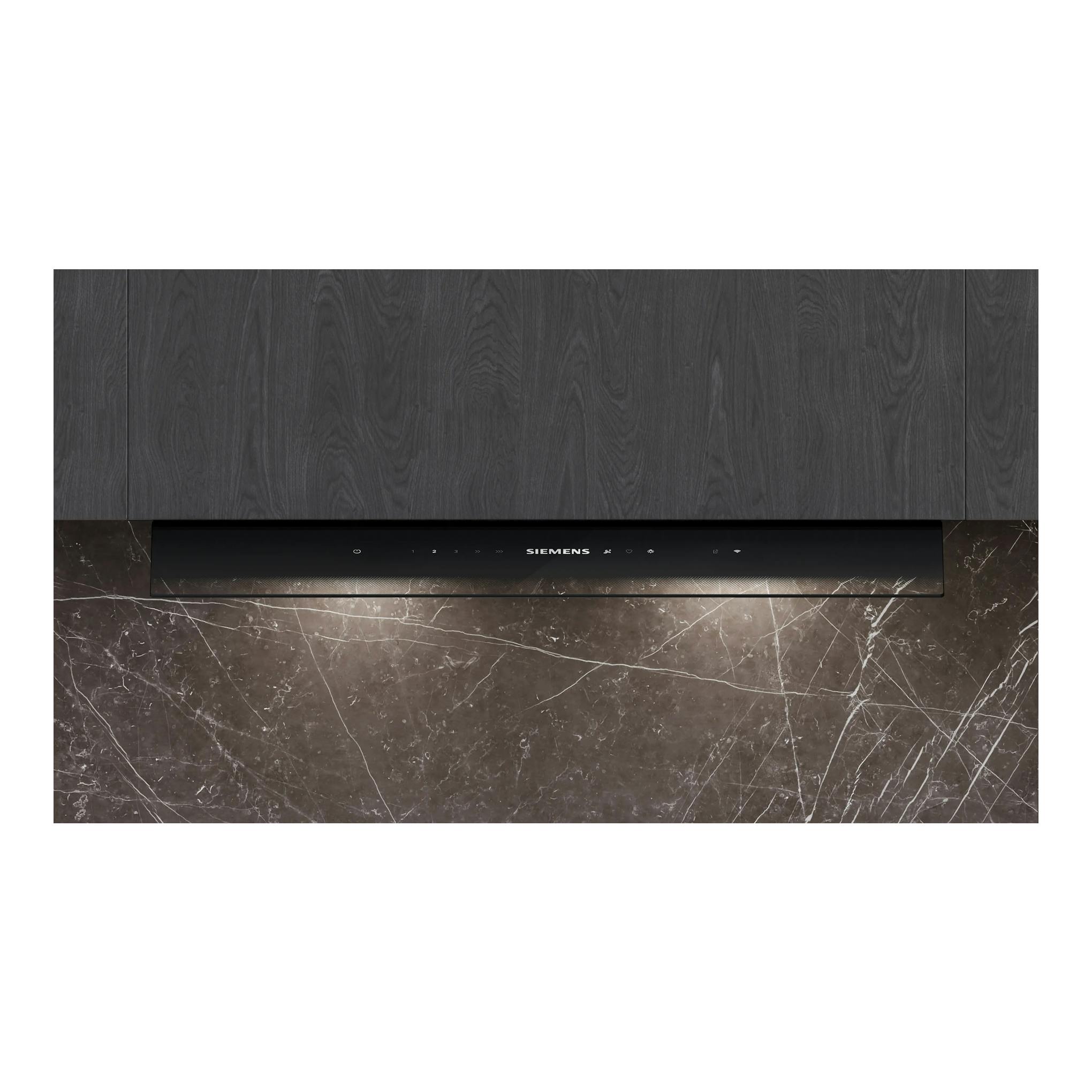 Campana extractora integrada Siemens LJ88BET60, vista frontal, cristal negro, empotrada entre muebles.