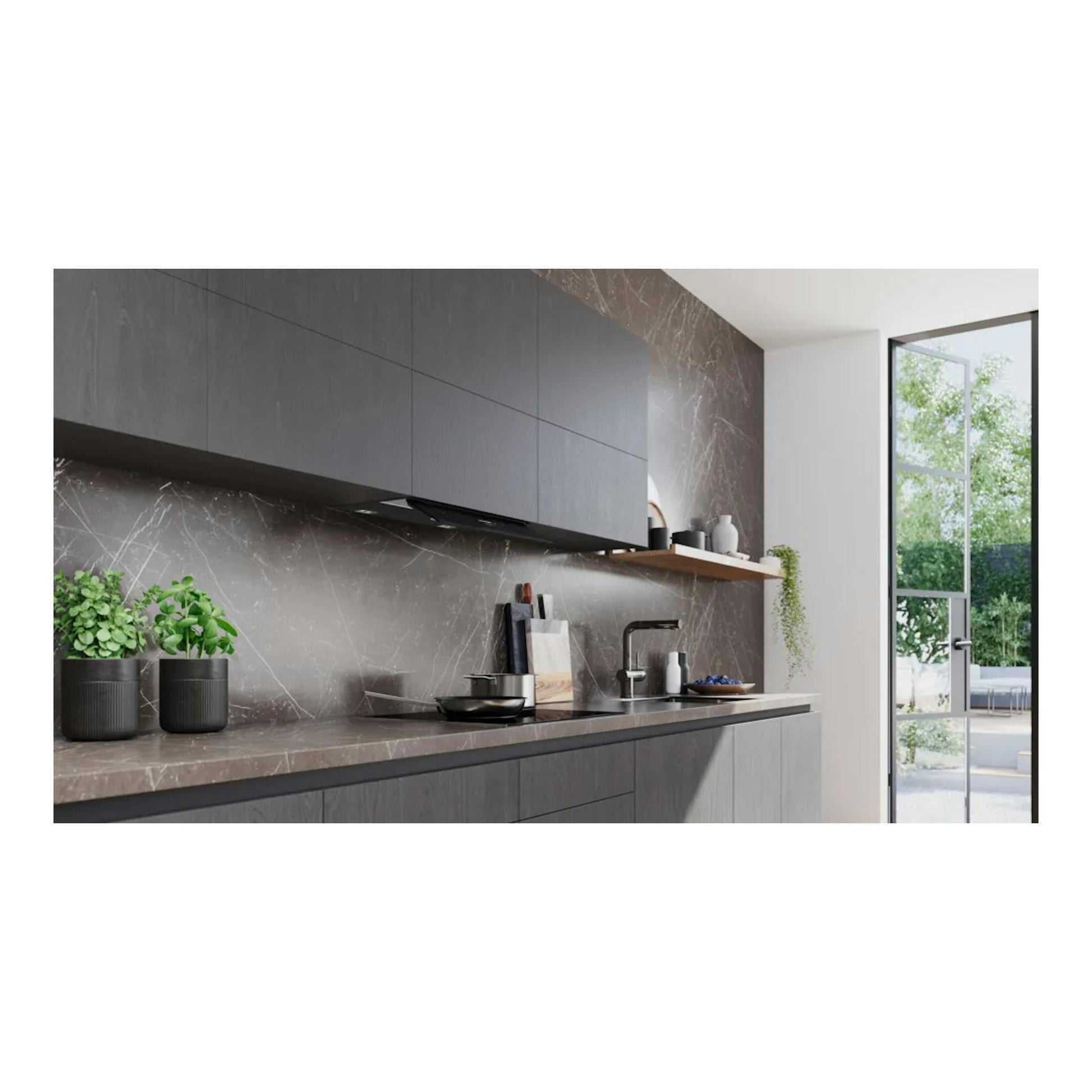 Campana integrable Siemens LJ97BDP60, negra mate, vista frontal bajo armarios en cocina moderna.