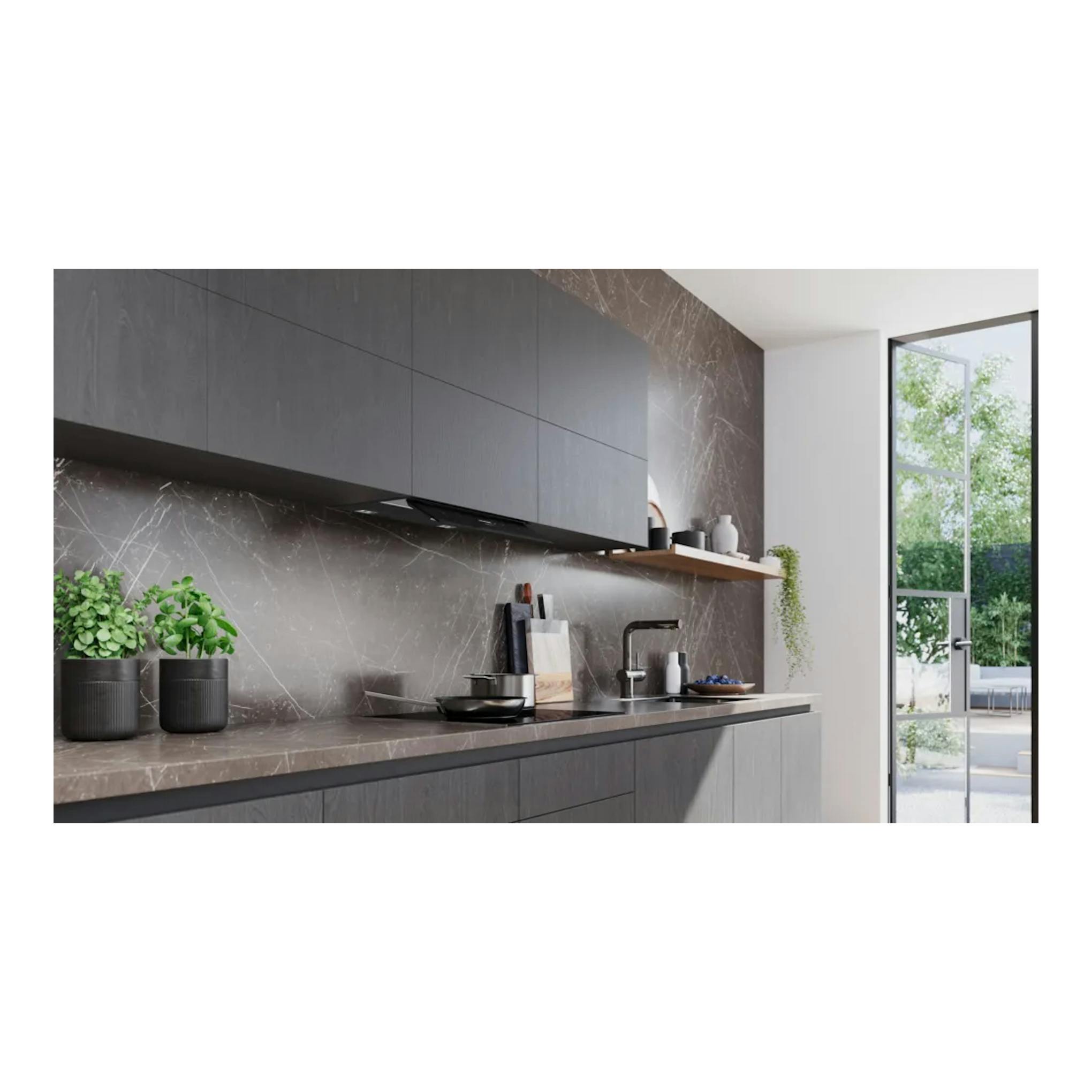 Campana integrable Siemens LJ97BDP60, negra mate, vista frontal bajo armarios en cocina moderna.