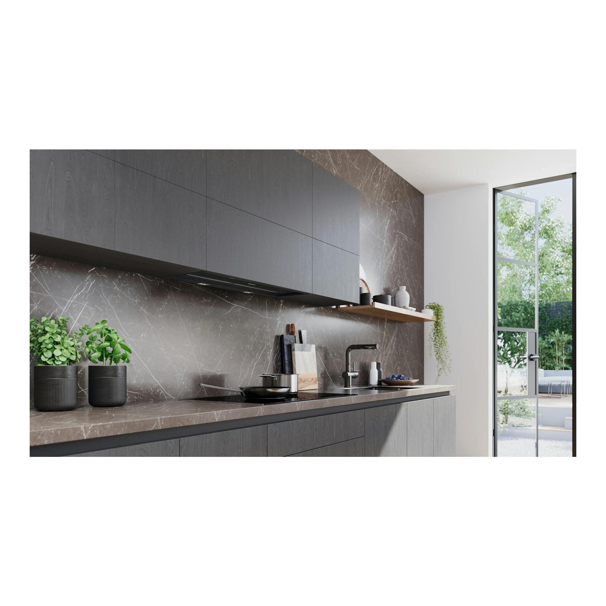 Campana integrable Siemens LJ98BET60, negra mate, vista frontal bajo mueble alto en cocina moderna.