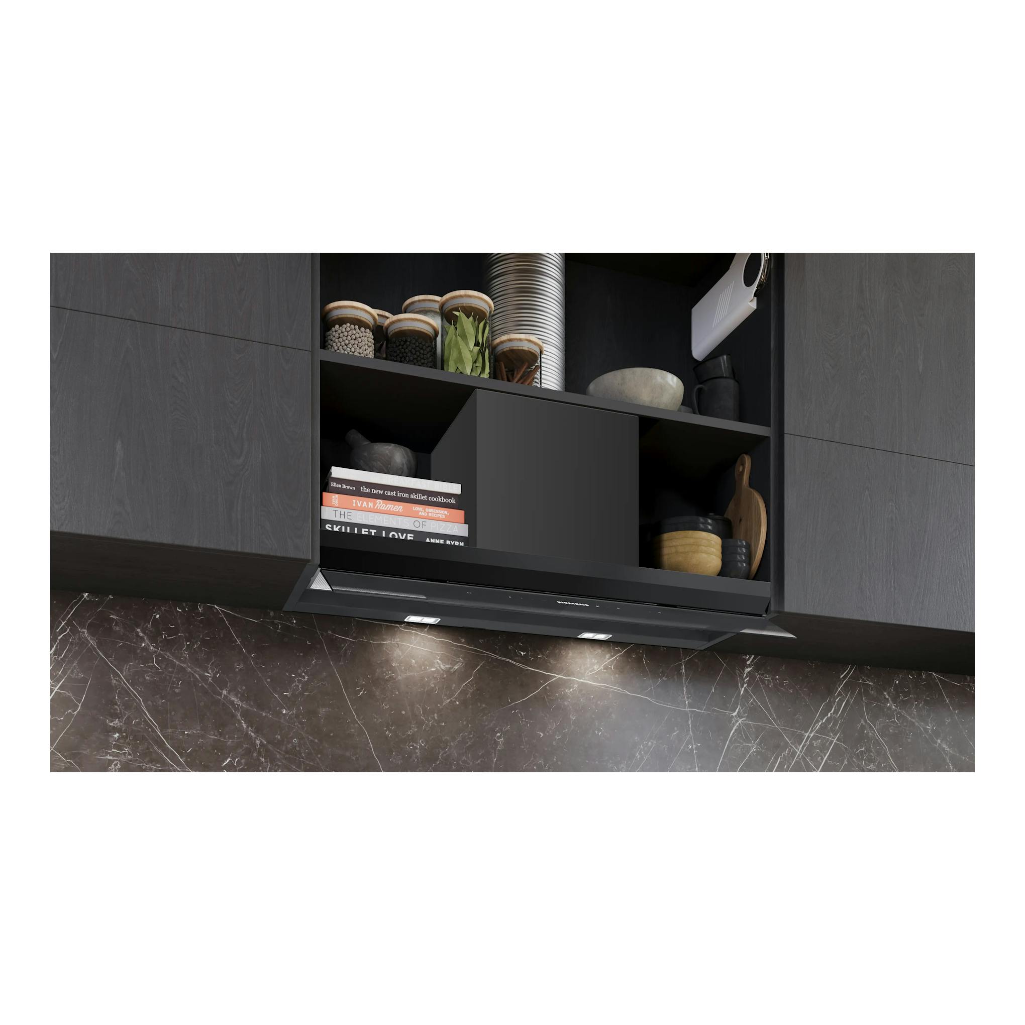 Campana extractora integrada Siemens LJ98BET60 negra mate, vista frontal bajo armarios de cocina.