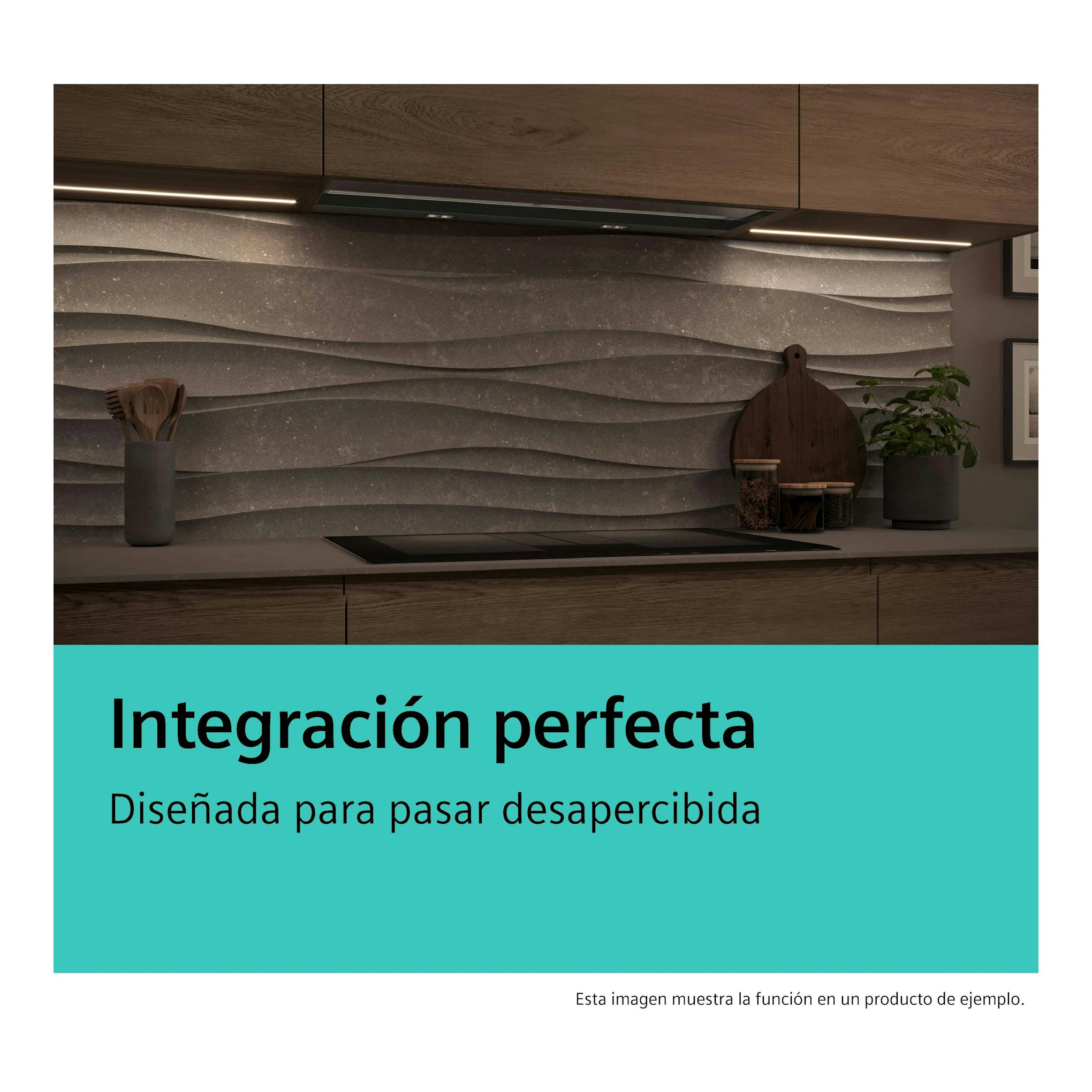 Campana integrable Siemens LJ98BET60 negra bajo armarios de cocina, vista frontal.