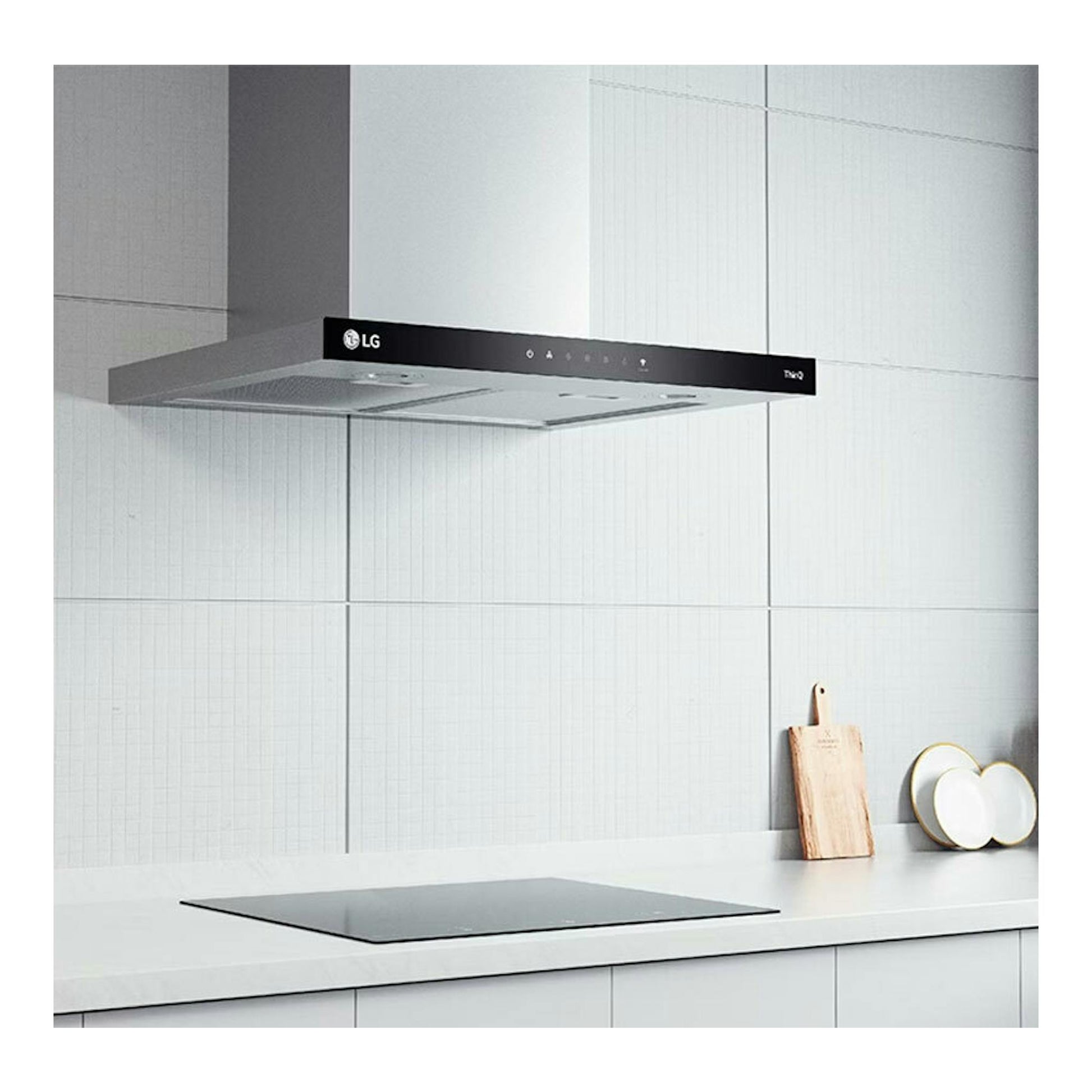 Campana decorativa LG HCEZ2426S inox, vista frontal, suspendida sobre una cocina blanca.