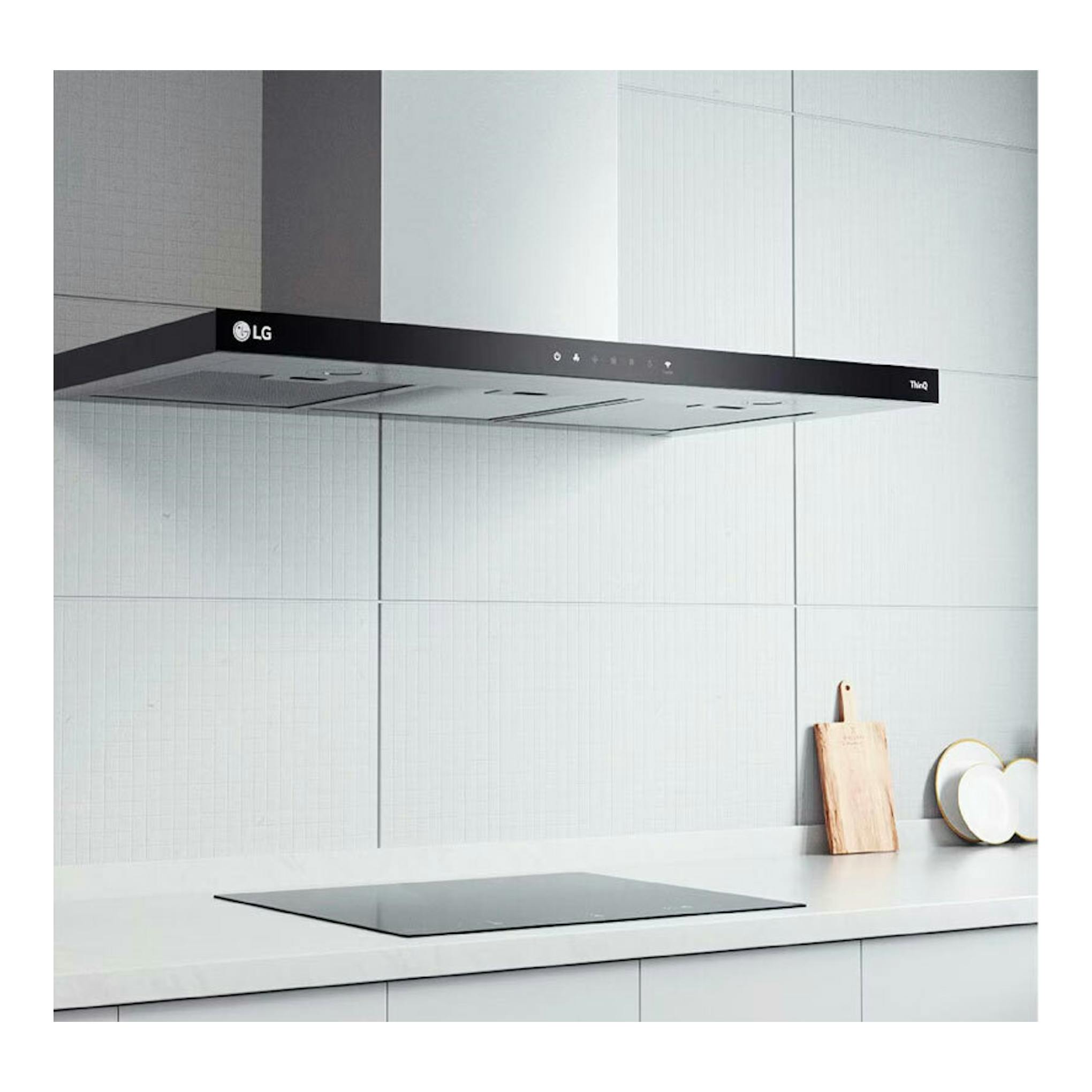 Campana decorativa LG HCEZ3626S inox, vista frontal en cocina moderna, negra y acero.