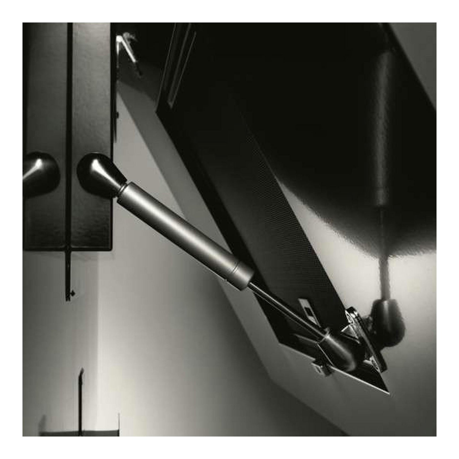 Campana decorativa Mepamsa Display Green Power 90 negra, vista lateral inclinada con brazo metálico.