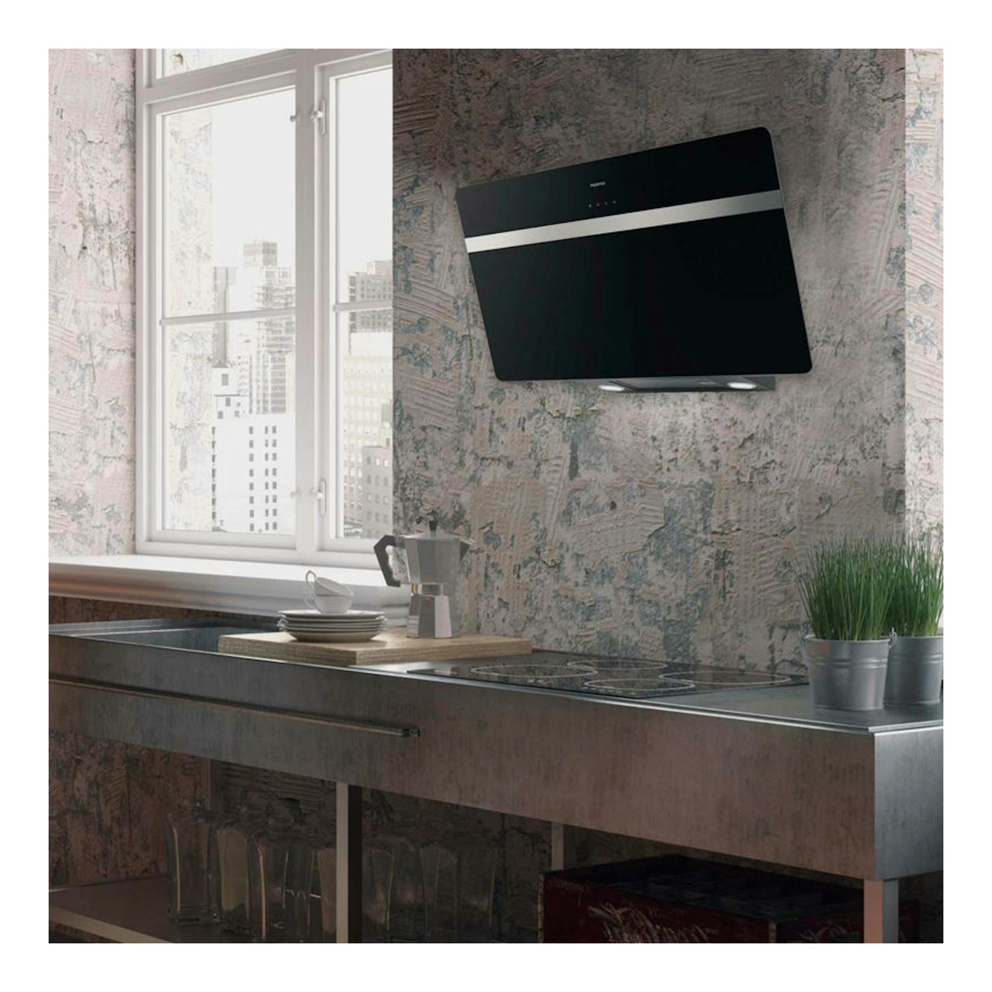 Campana decorativa Mepamsa LINEA 90 negra, vista frontal inclinada, sobre pared en cocina moderna.