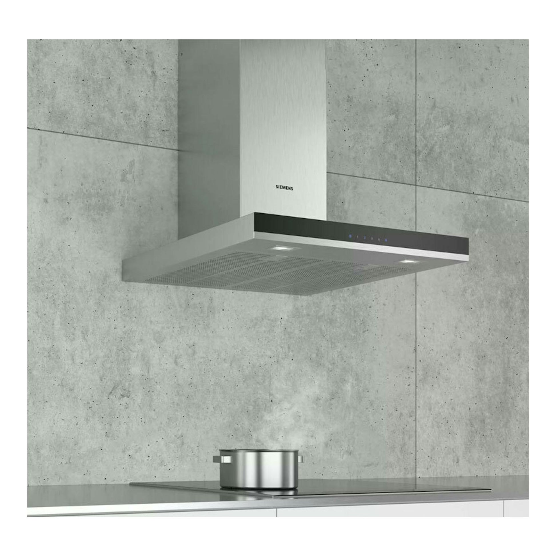 Campana decorativa Siemens LC67BHM50 de inox, vista frontal inclinada, con frente negro montada en pared.