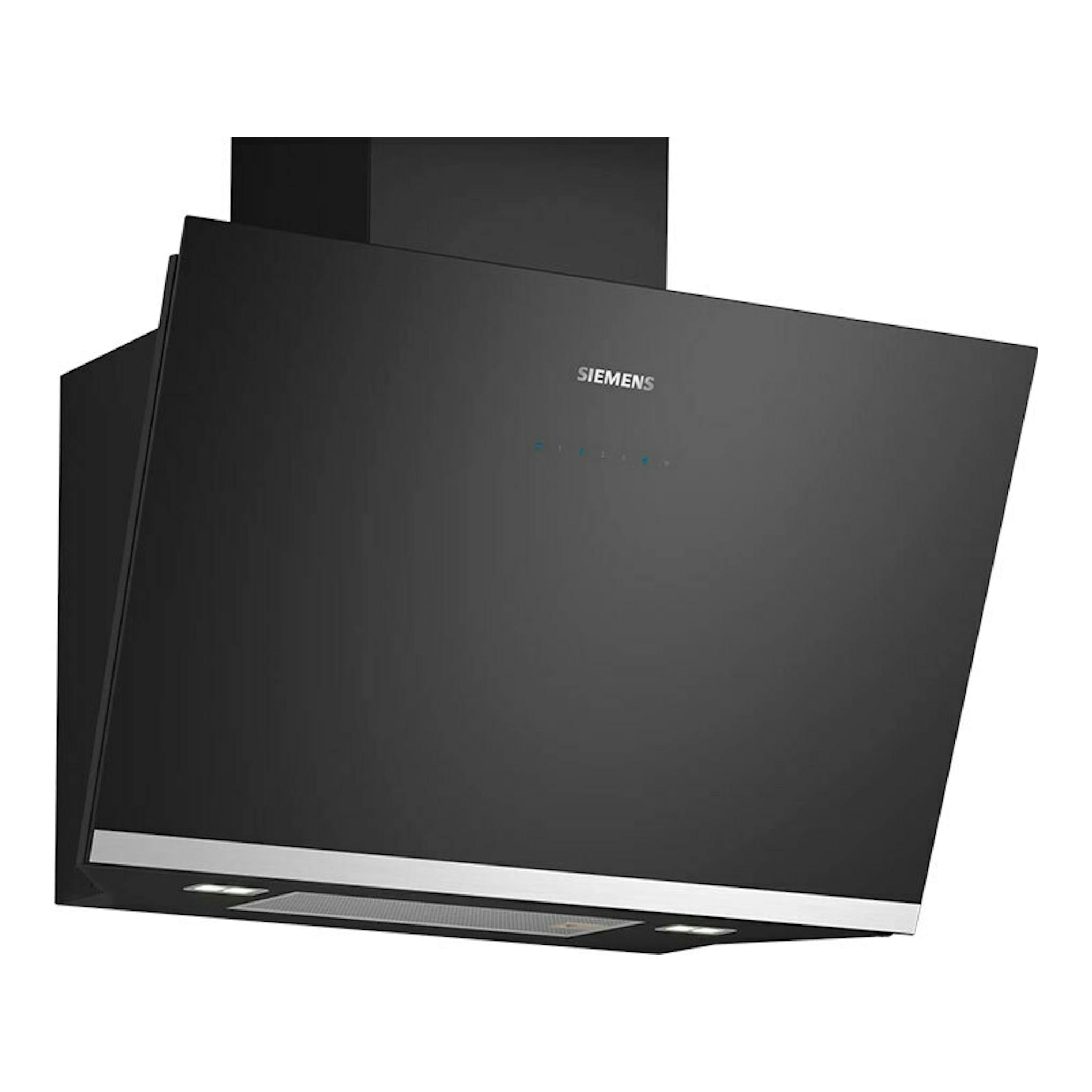 Campana decorativa Siemens LC81KAN60 negra, vista frontal inclinada, con panel de vidrio oscuro y franja inferior plateada