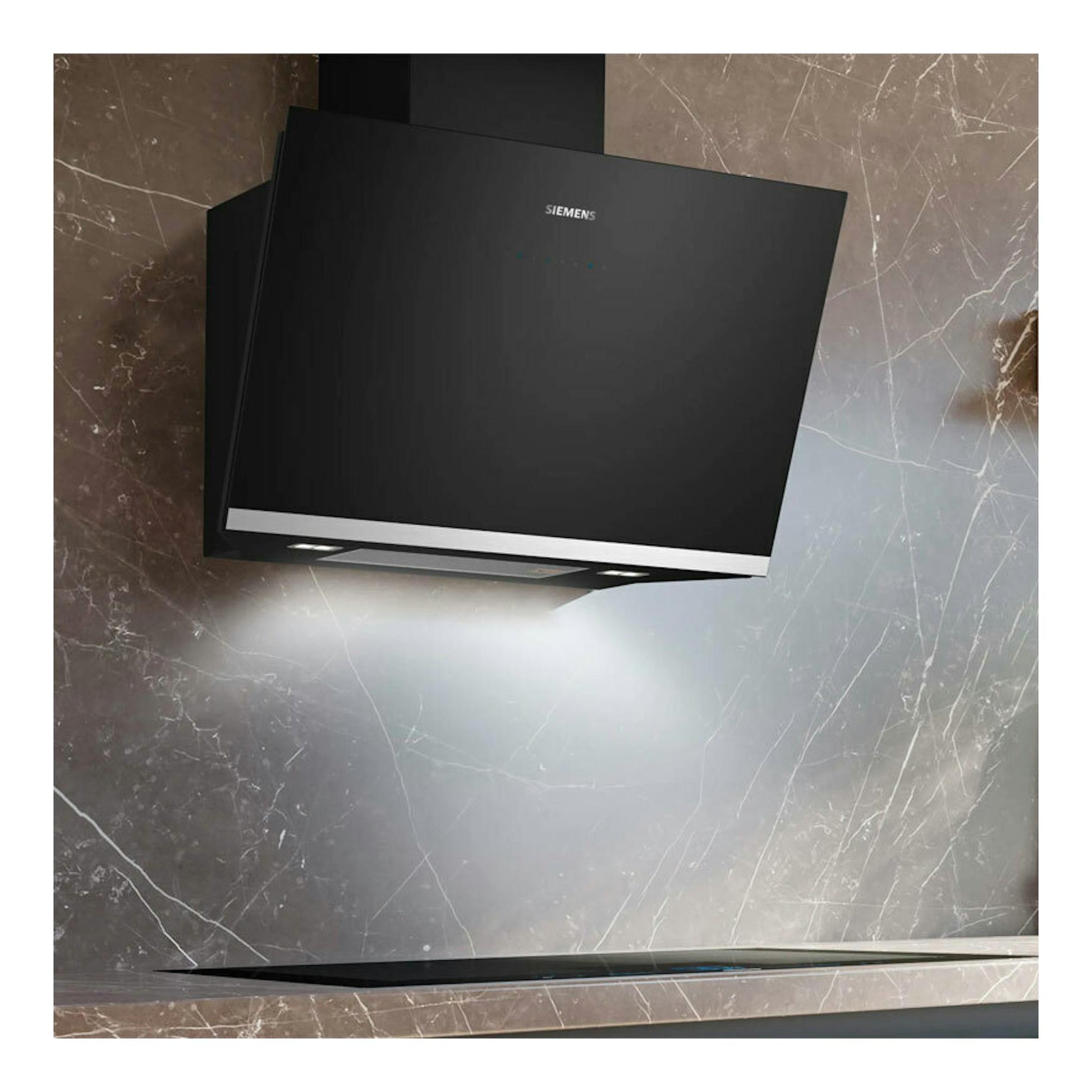 Campana decorativa Siemens LC81KAN60 negra, vista frontal en ángulo, montada en pared sobre fondo de mármol.
