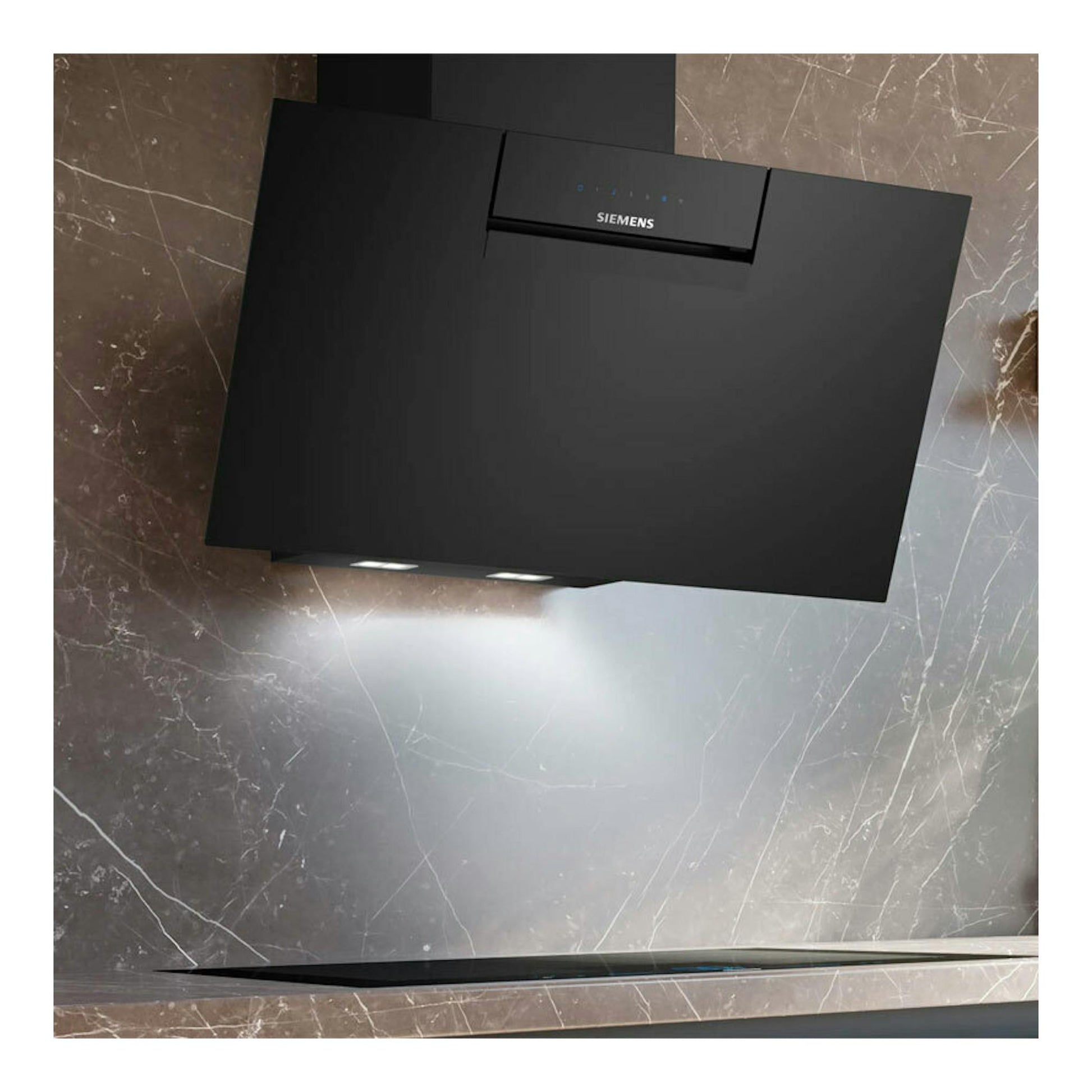 Campana decorativa Siemens LC87KFN60 negra, vista frontal inclinada, montada en pared sobre una cocina.