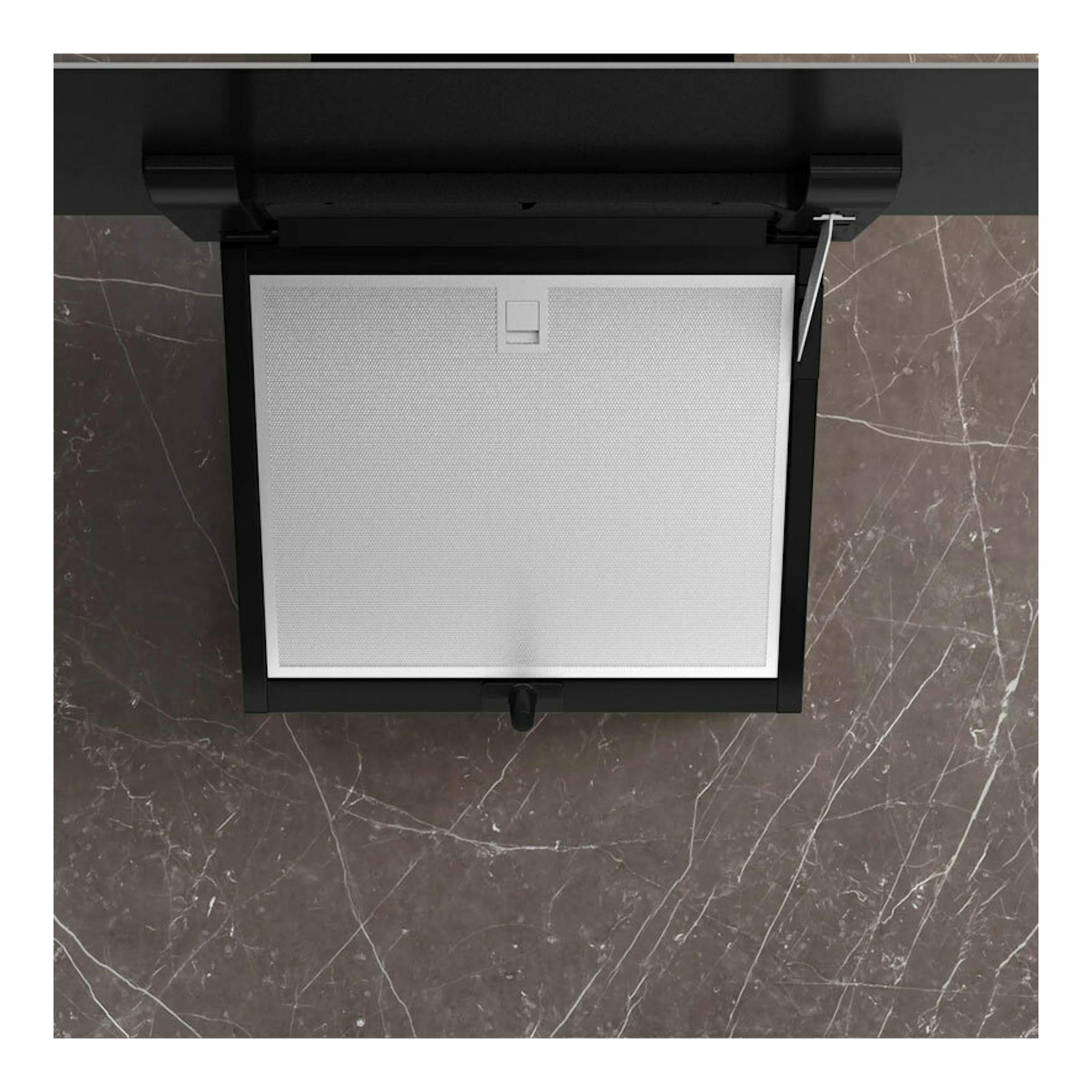 Campana decorativa Siemens LC87KFN60 negra, vista inferior con filtro metálico blanco y panel frontal.
