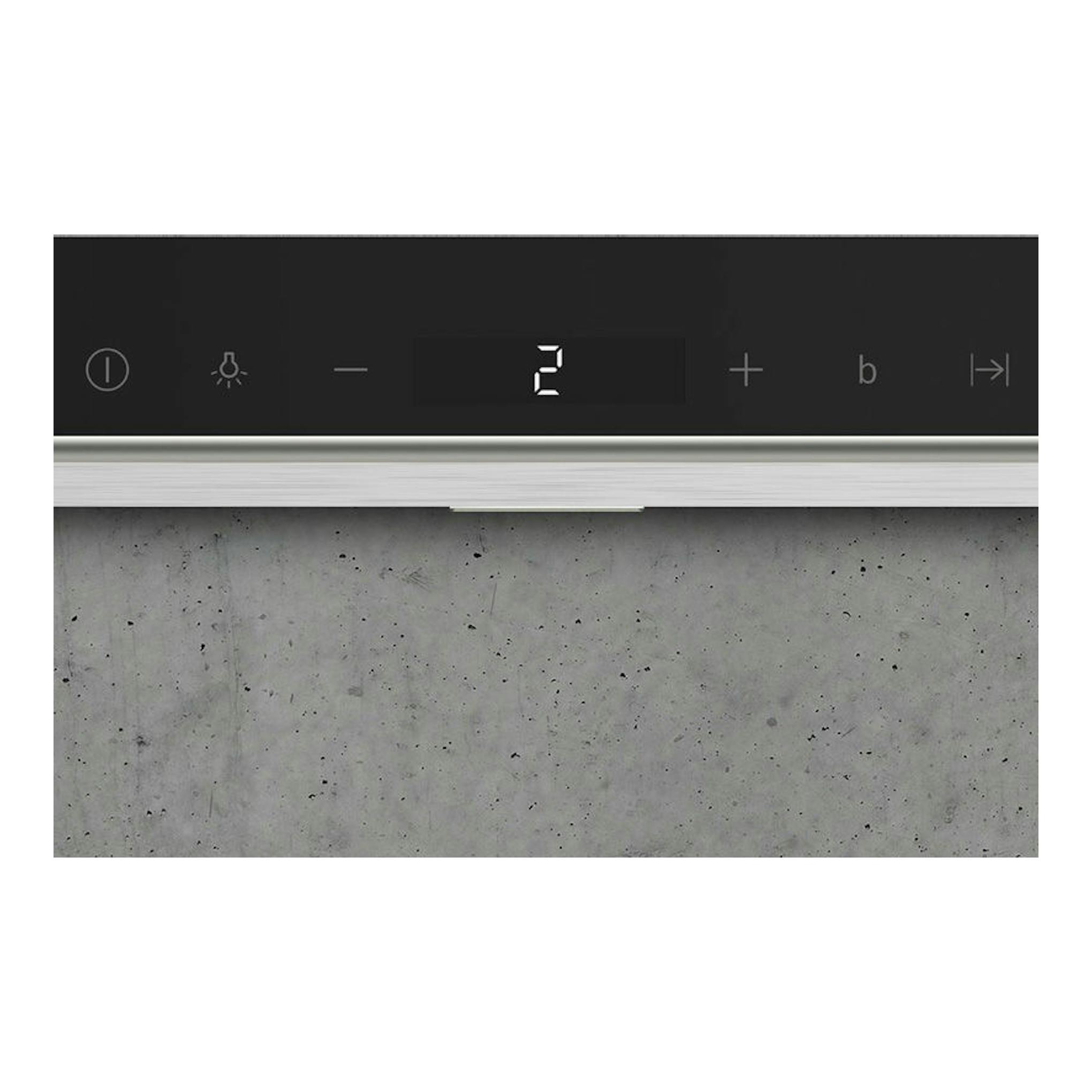 Campana extractora Siemens LC91BUR50 en acero inoxidable, vista frontal, con panel de control negro.