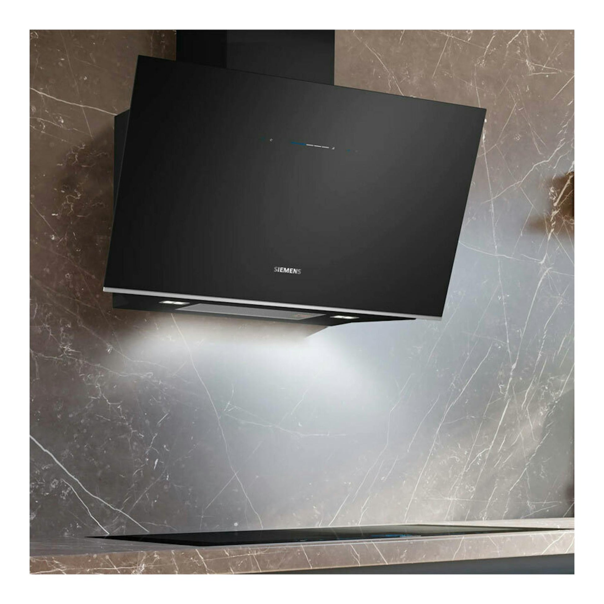 Campana decorativa Siemens LC91KLT60 de cristal negro, vista frontal inclinada, sobre pared marmolada.
