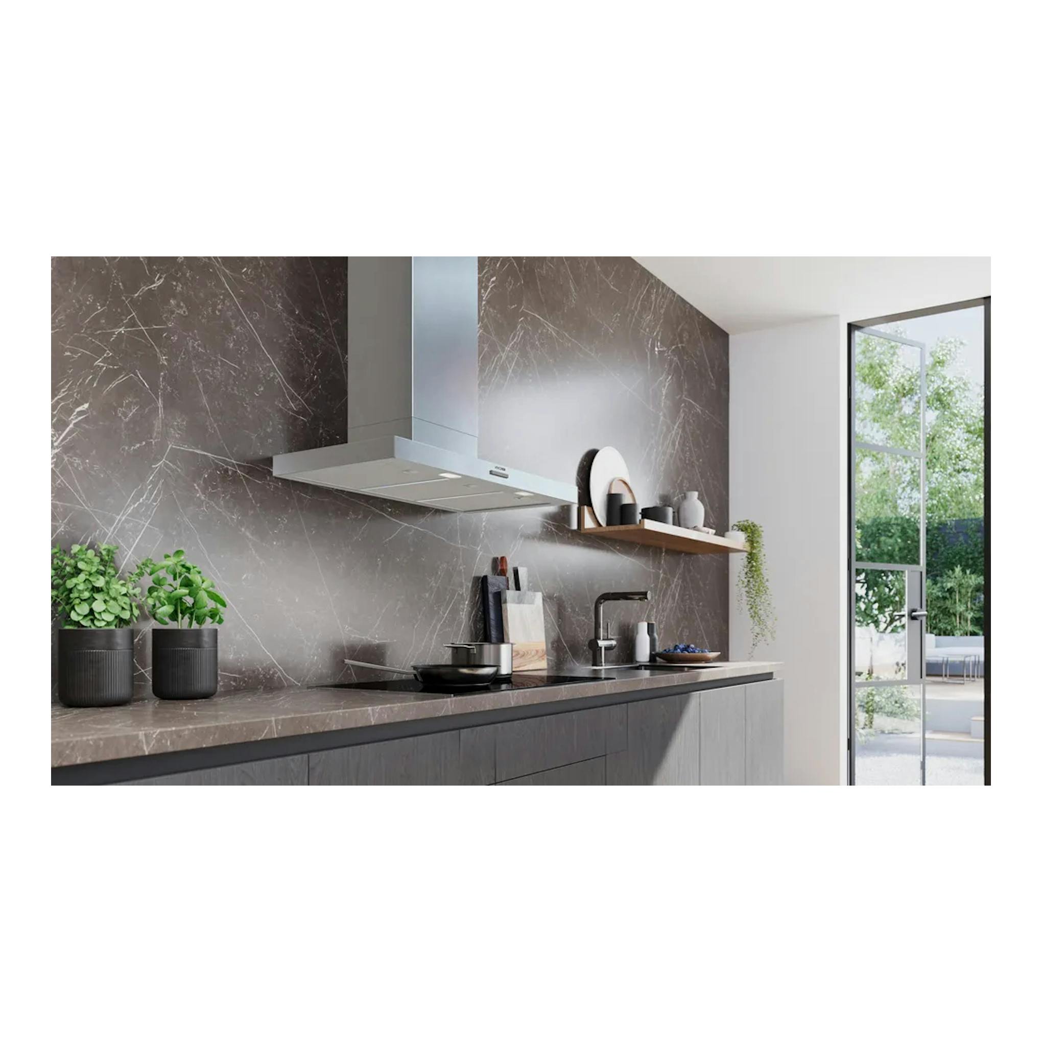 Campana decorativa Siemens LC95BCC30 de acero inoxidable, vista frontal inclinada, 90 cm, en cocina moderna.