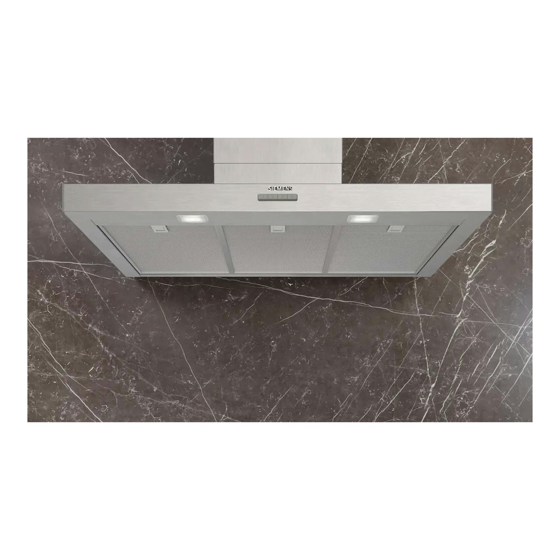 Campana decorativa Siemens LC95BCC30 de acero inoxidable, vista frontal inferior, sobre pared de mármol.