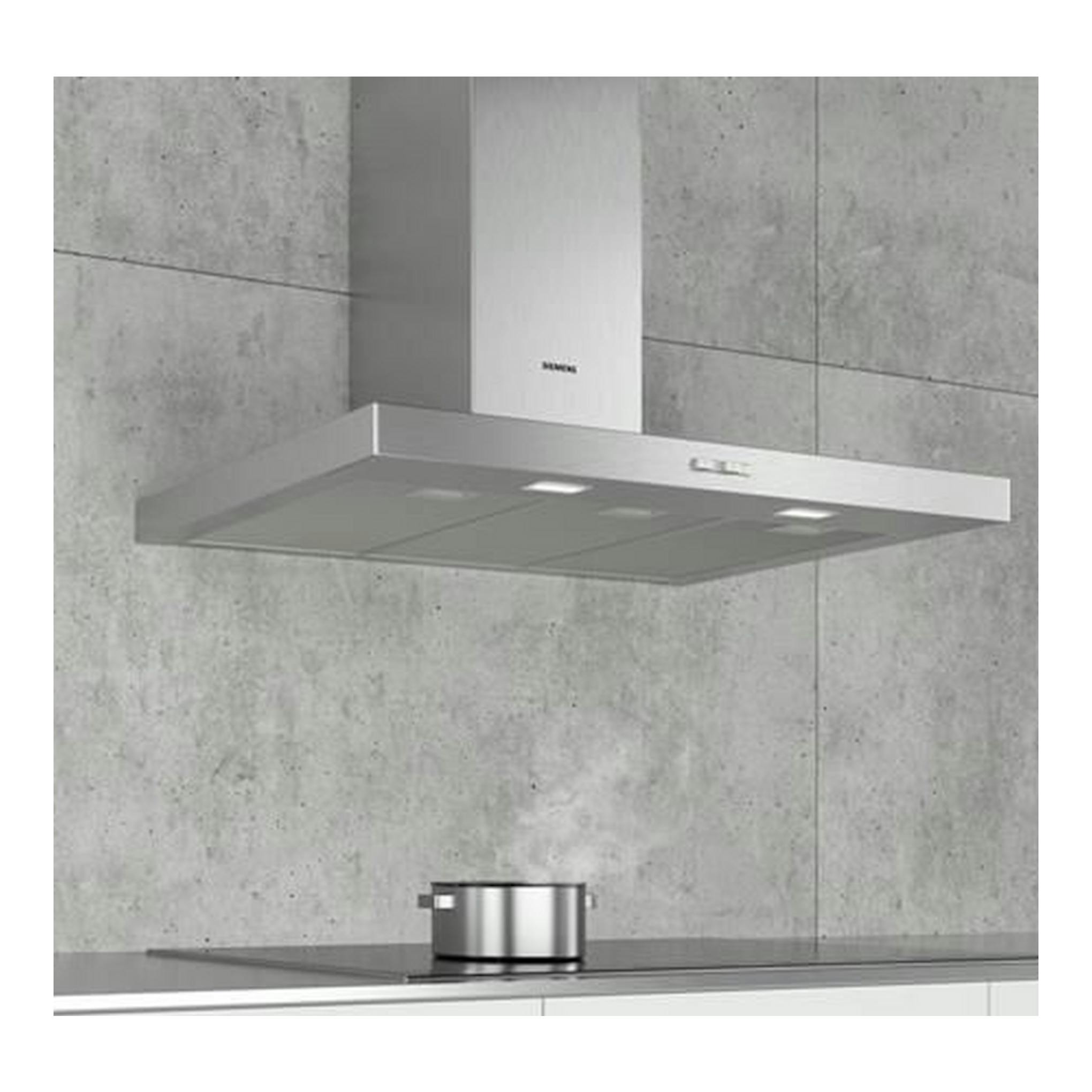 Campana decorativa Siemens LC96BBC50 en inox, vista frontal inclinada, sobre una cocina.