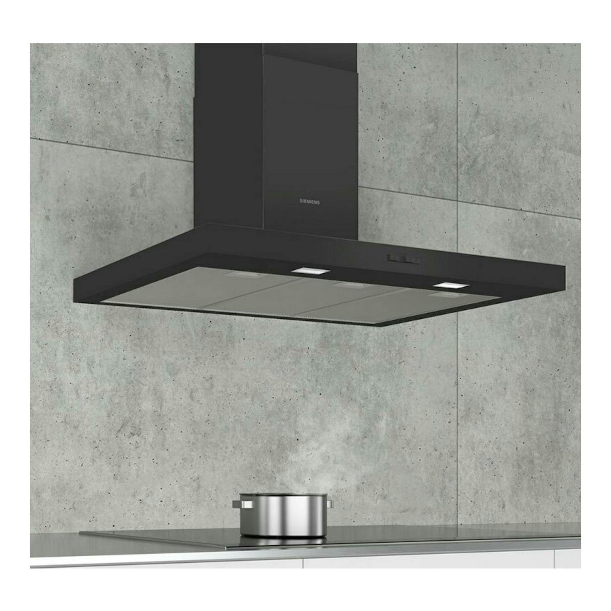 Campana decorativa Siemens LC96BBC60 negra, vista frontal inclinada, instalada sobre una cocina moderna.