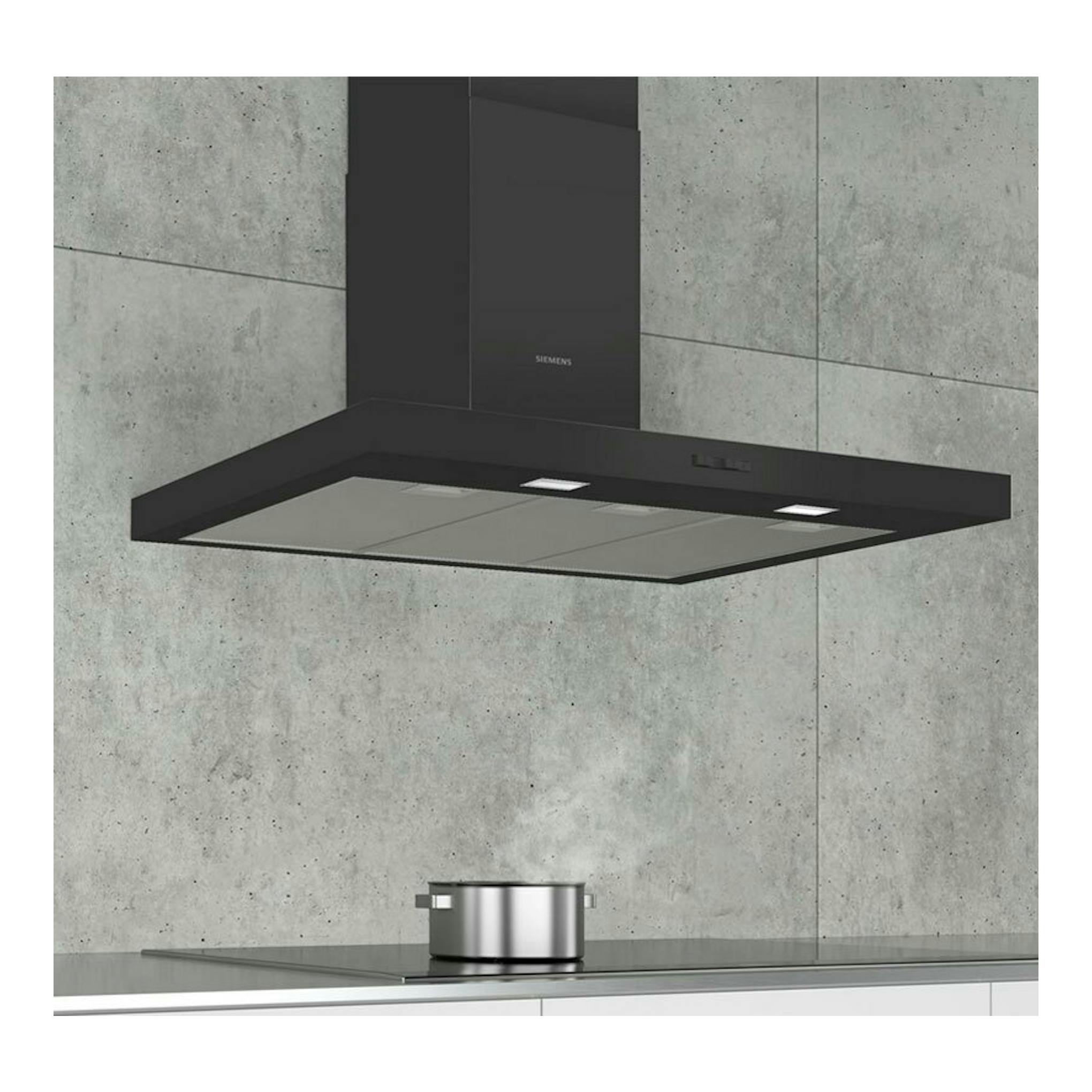 Campana decorativa Siemens LC96BBC60 negra, vista frontal inclinada, instalada sobre una cocina moderna.