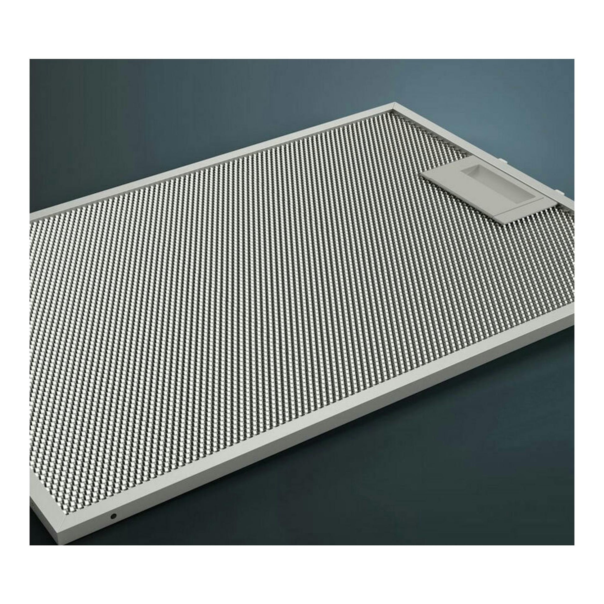 Siemens LC96BBC60, campana decorativa, vista en ángulo de filtro metálico plateado con marco gris.