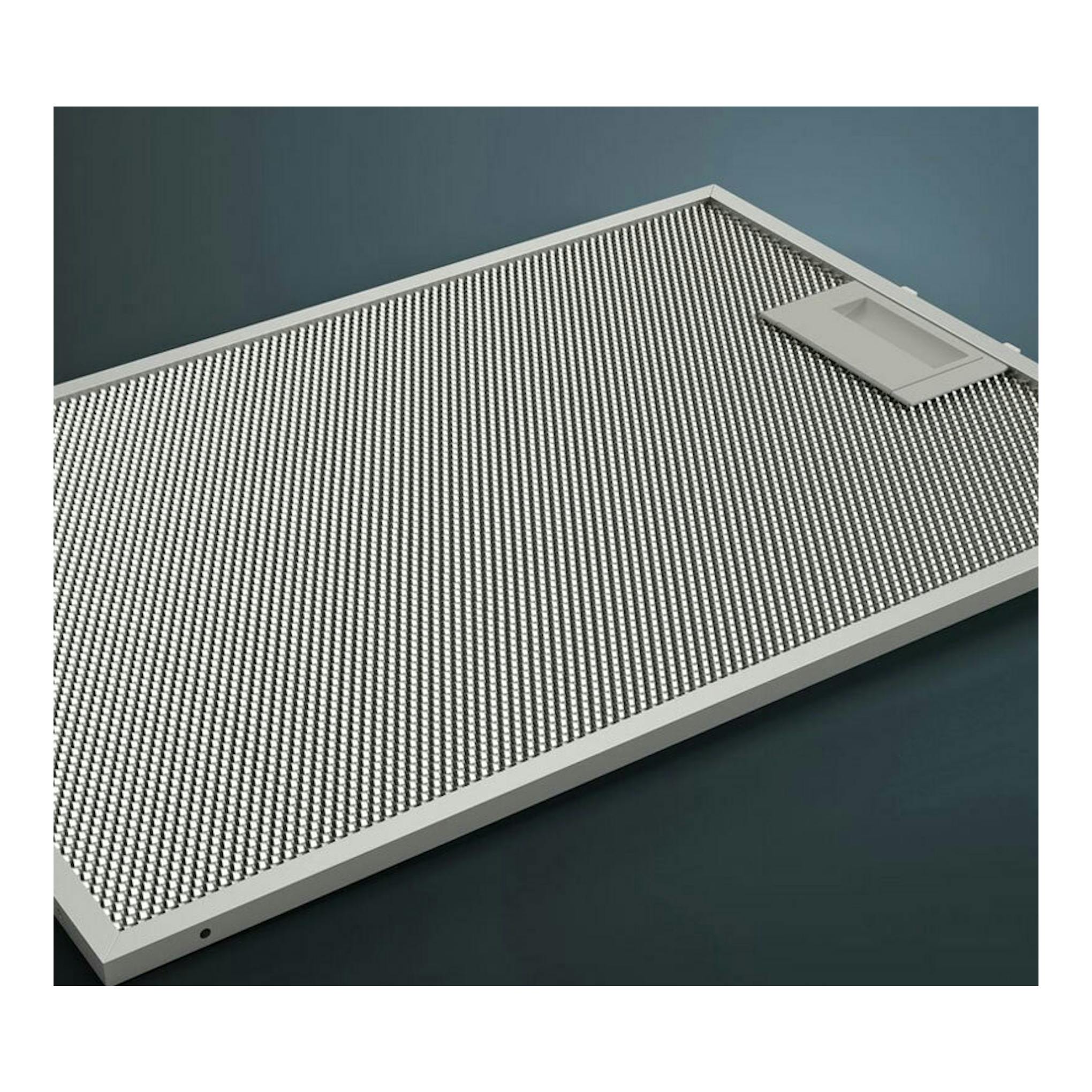 Siemens LC96BBC60, campana decorativa, vista en ángulo de filtro metálico plateado con marco gris.