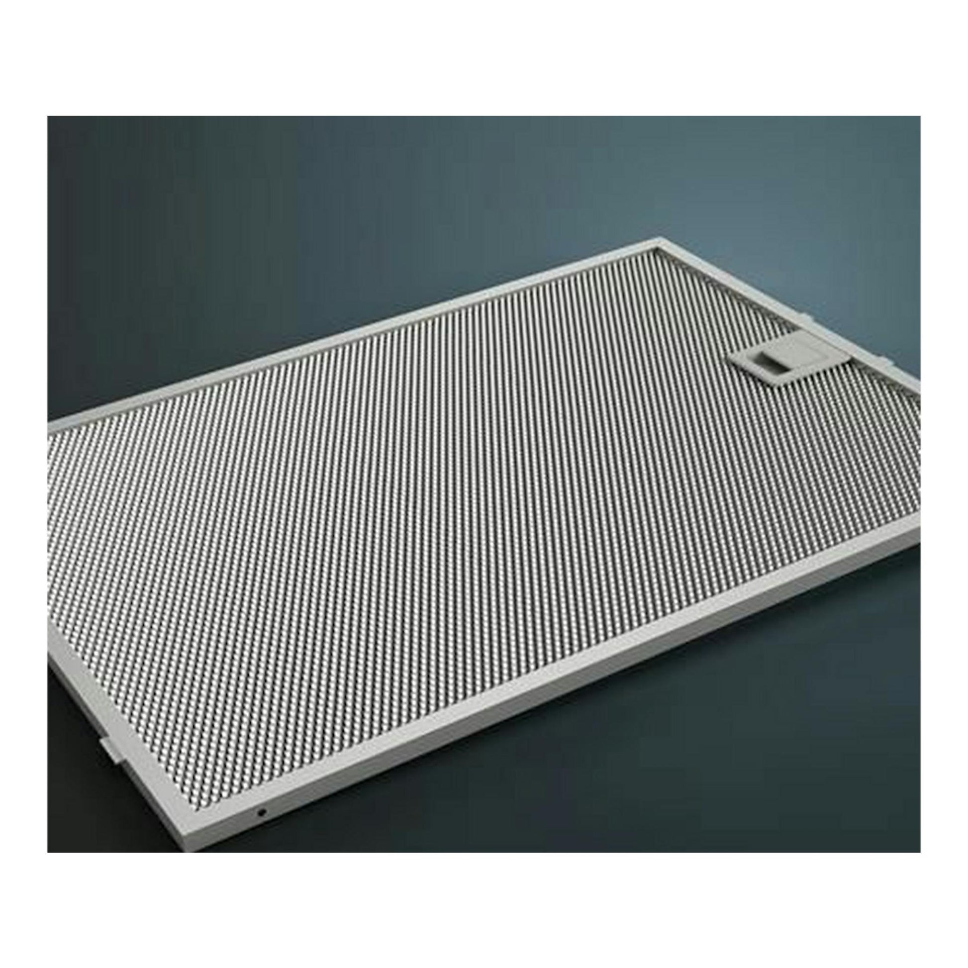 Campana decorativa Siemens LC96BHM50 negra, vista en ángulo de panel metálico rectangular con rejilla.