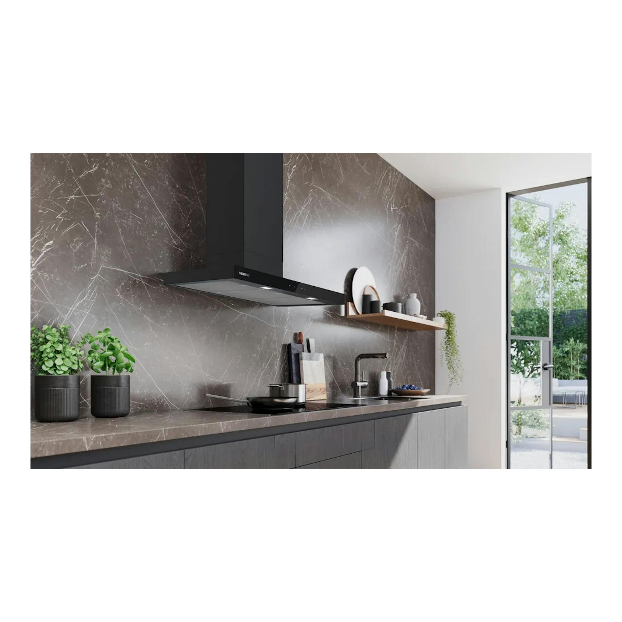 Campana decorativa Siemens LC97BDN60 negra mate, vista frontal en cocina moderna.
