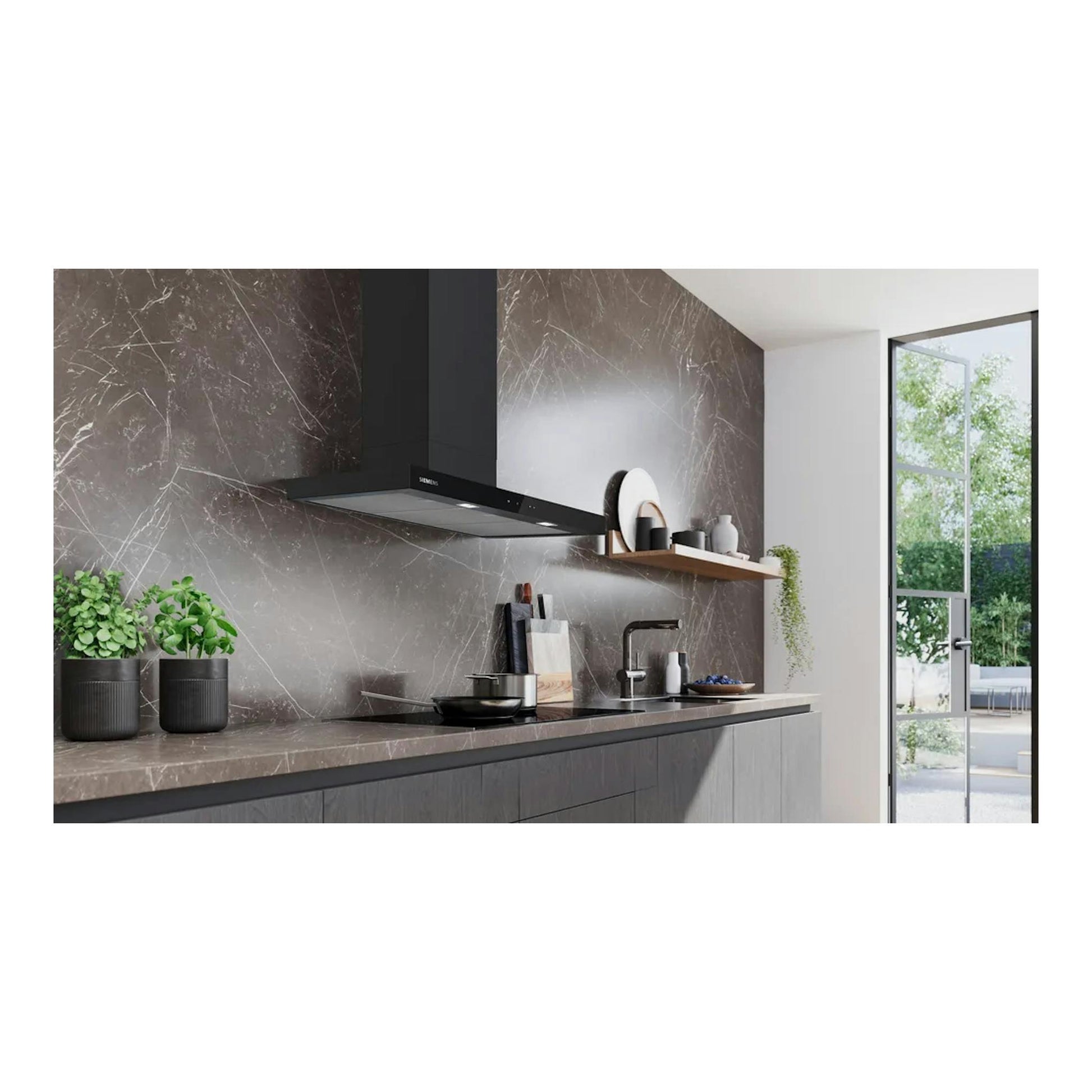 Campana decorativa Siemens LC95BCC60 en negro mate, vista frontal sobre cocina moderna.