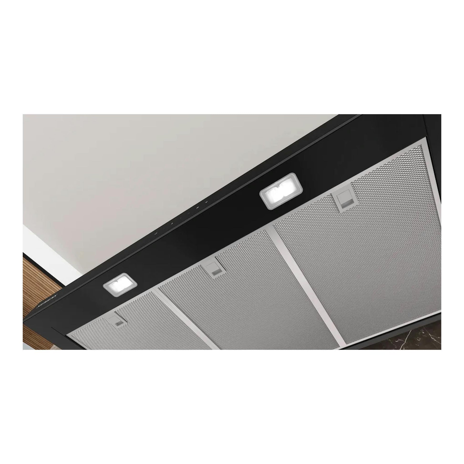 Campana decorativa Siemens LC97BDN60 negra mate, vista inferior en ángulo, con filtros y luces LED.