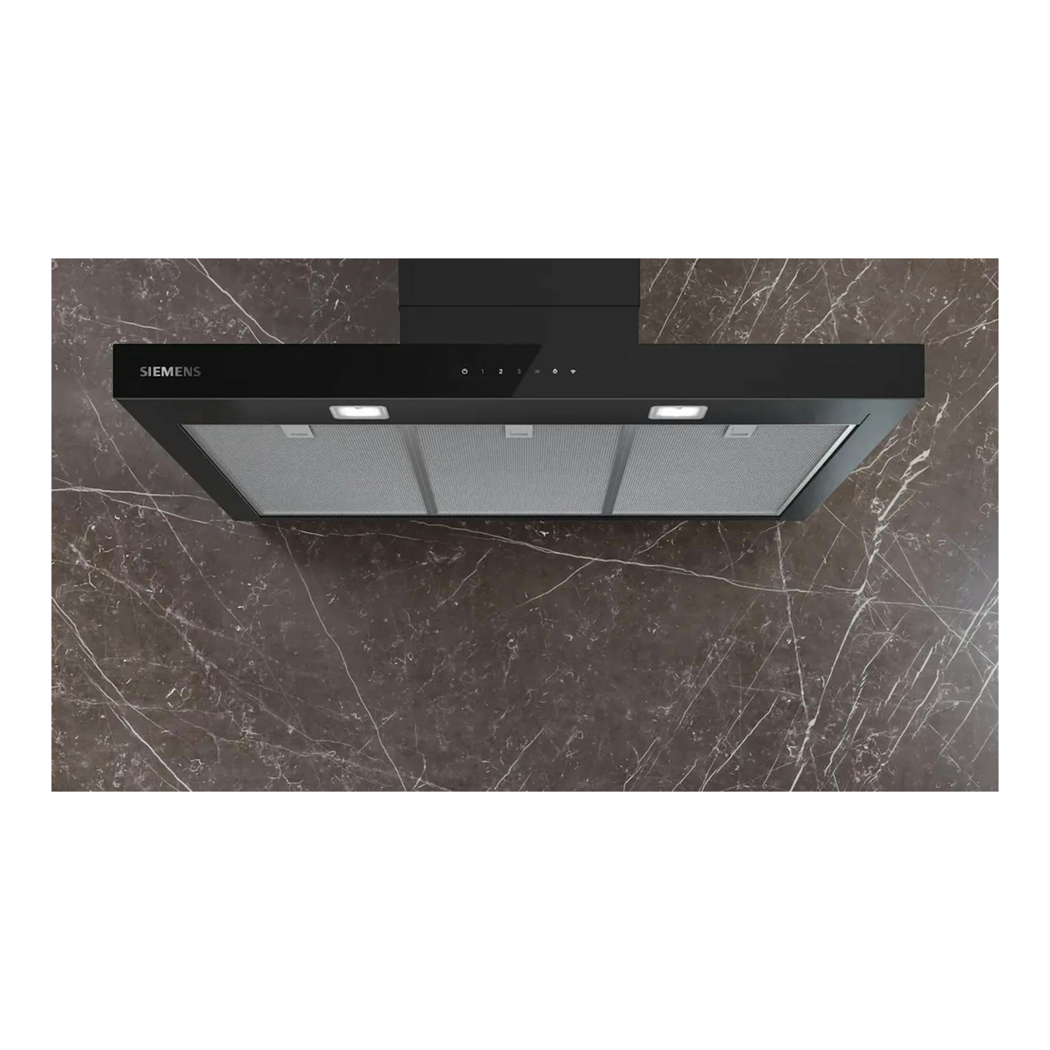 Campana extractora Siemens LC95BCC60 negra mate, vista frontal inferior, sobre pared marmoleada.