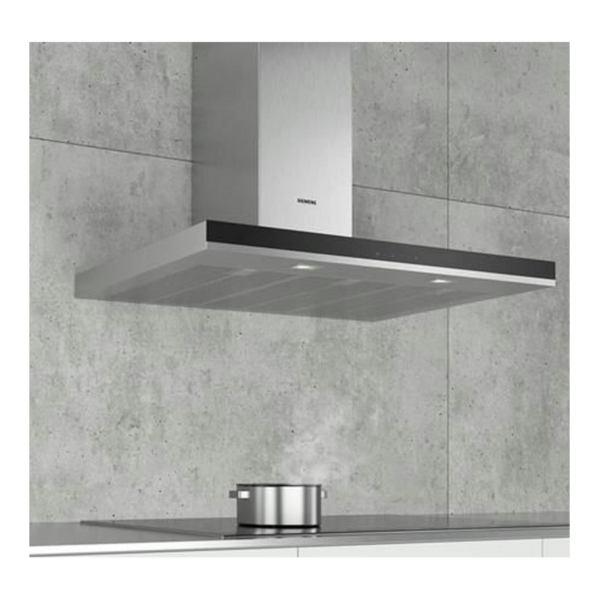 Campana decorativa Siemens LC97BHM50 negra y plateada, vista frontal, sobre una cocina.