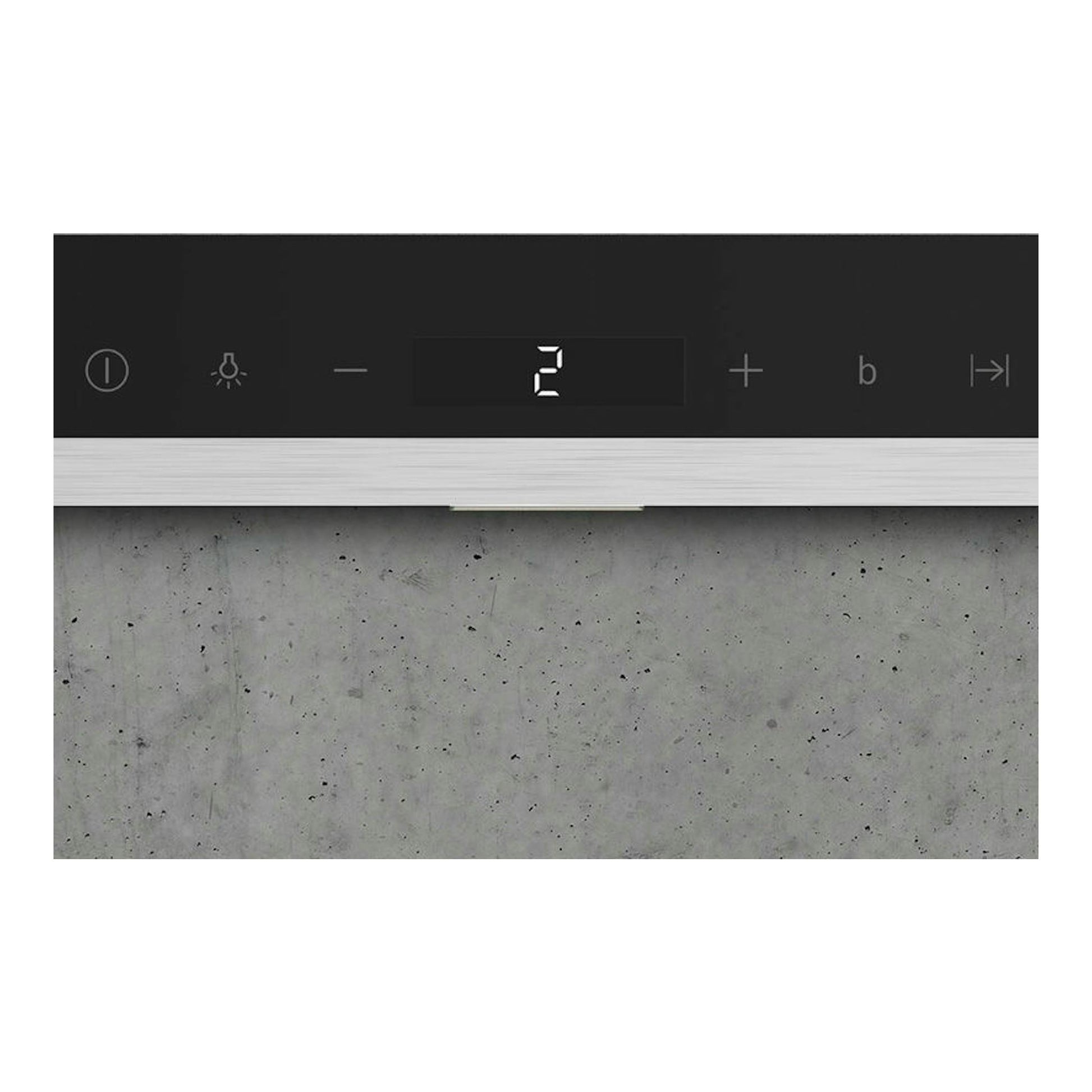 Campana decorativa Siemens LC97BHP50 en inox, vista frontal del panel de control negro con display digital.