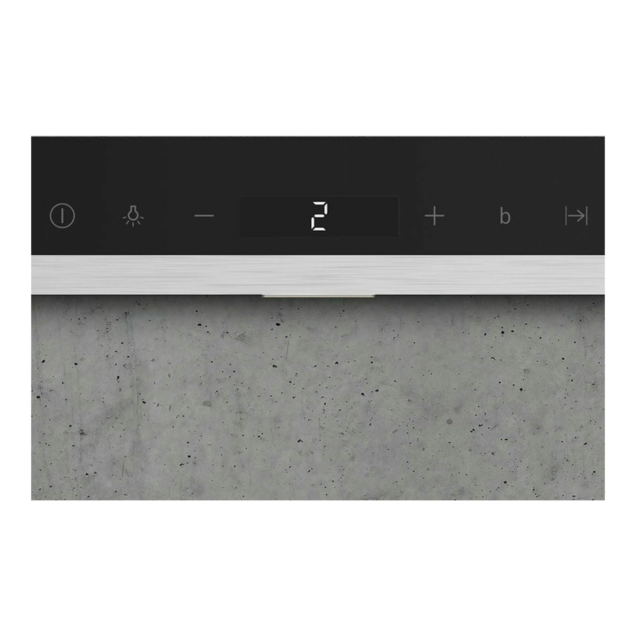 Campana decorativa Siemens LC97BHP50 en inox, vista frontal del panel de control negro con display digital.